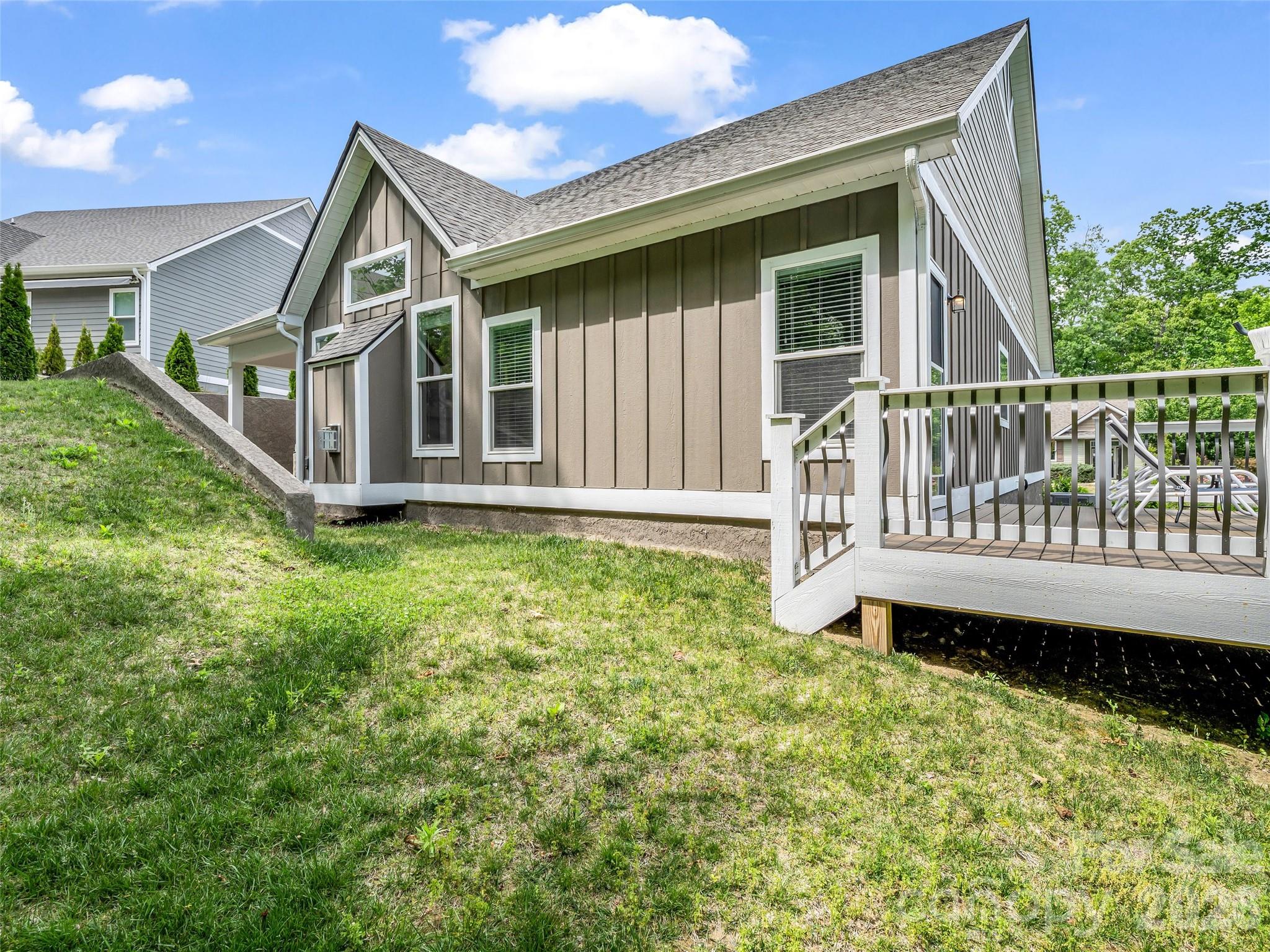 221 Millbrae Loop — Hendersonville