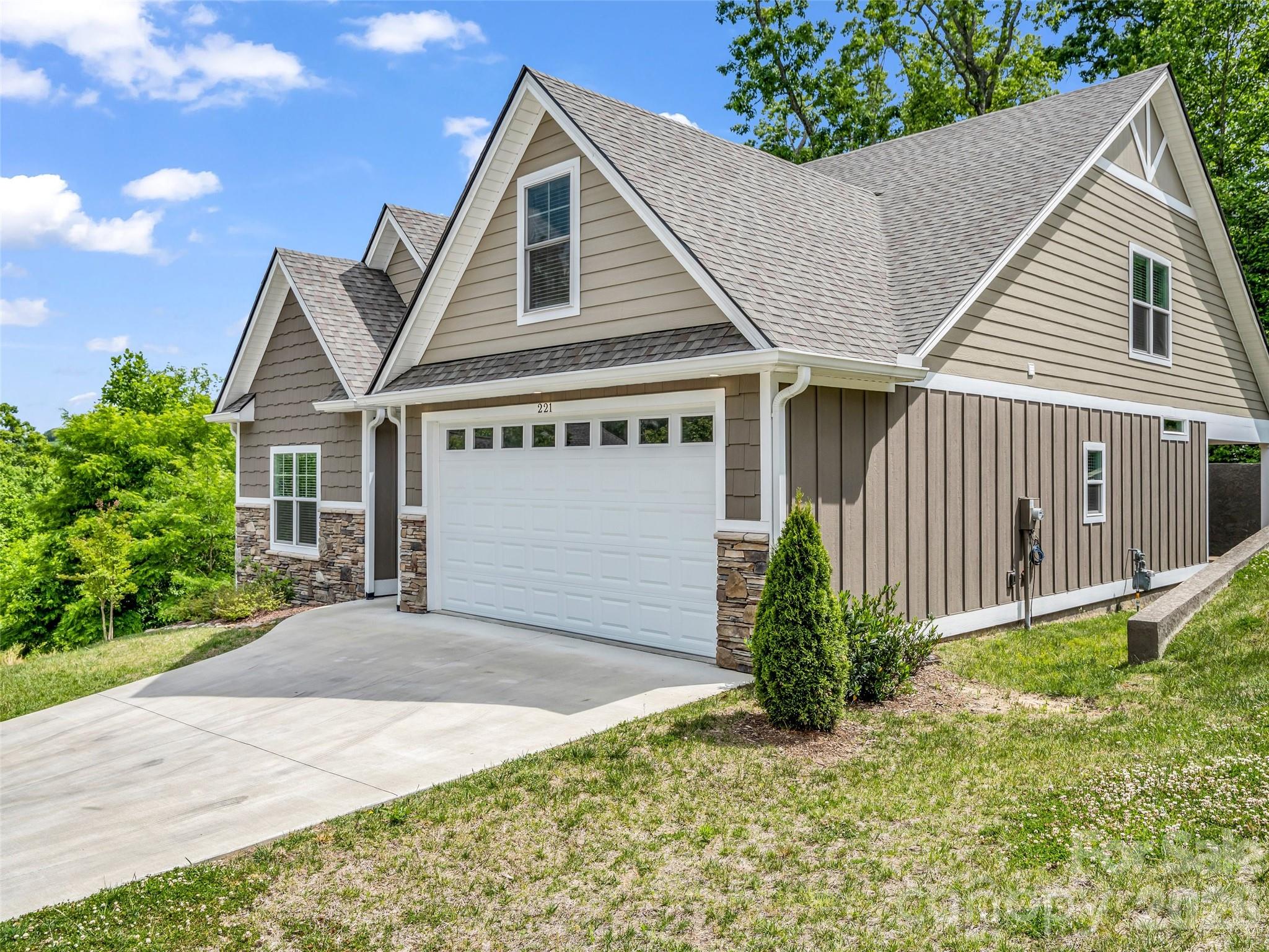 221 Millbrae Loop — Hendersonville