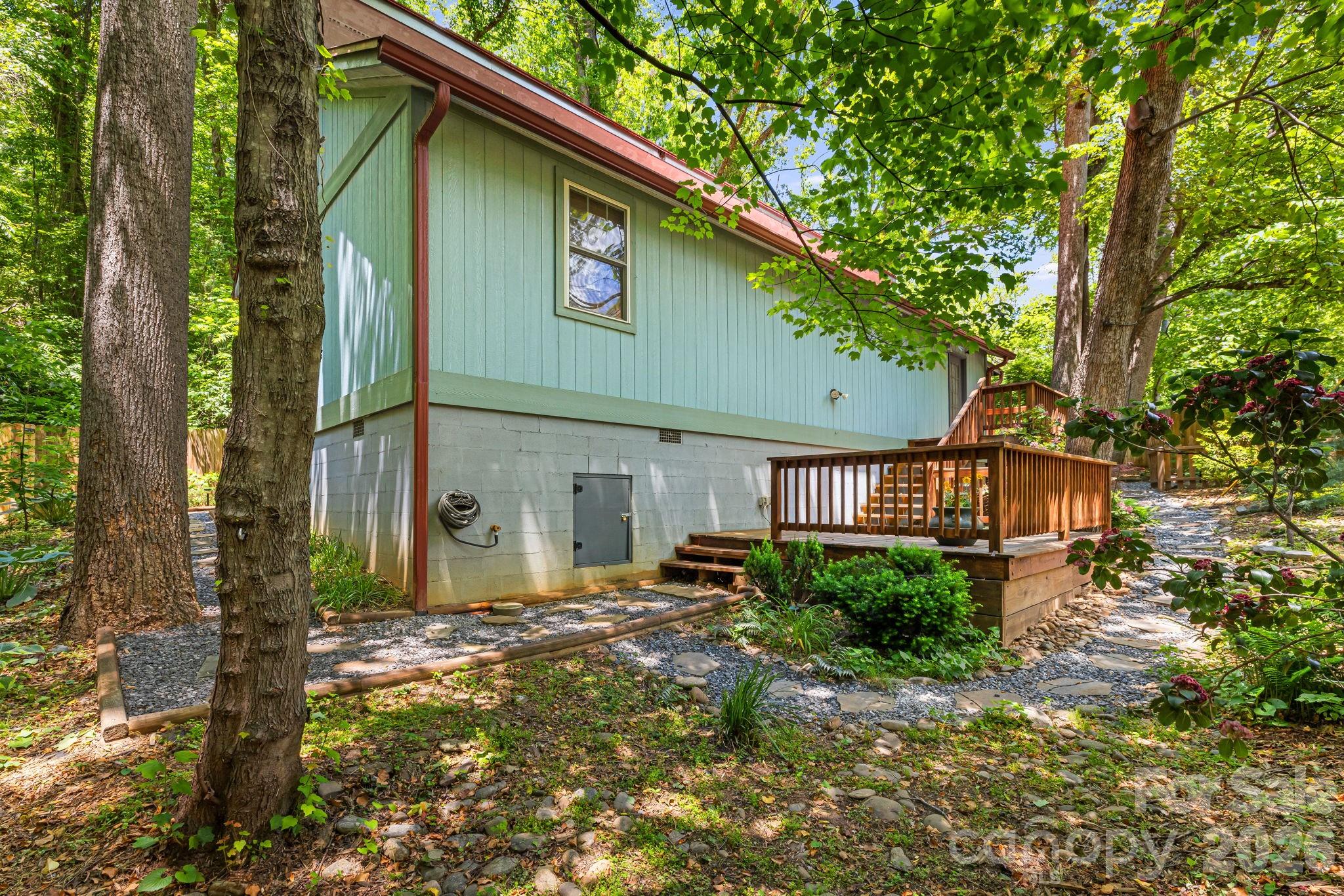 477 Governors View Road — Asheville