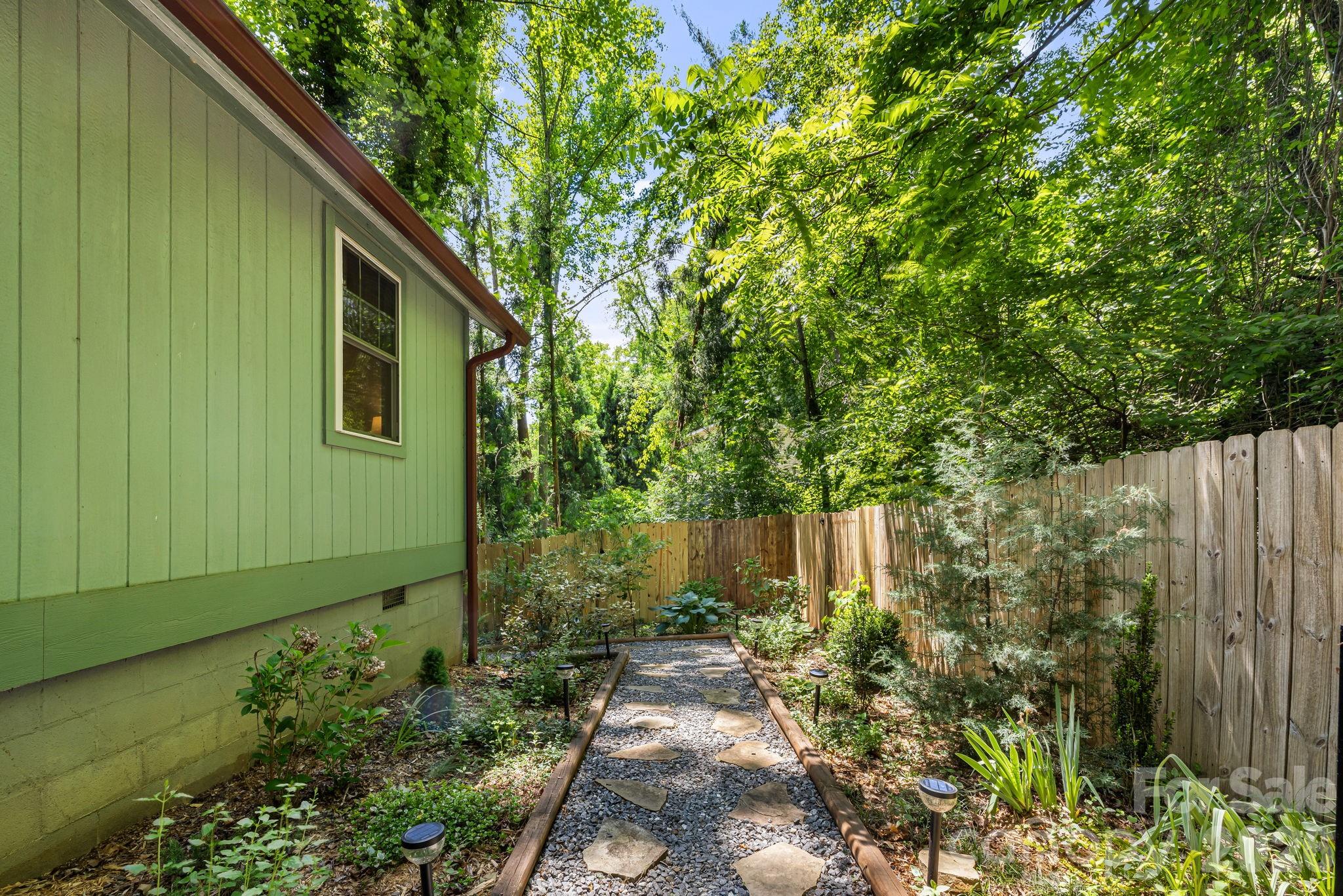 477 Governors View Road — Asheville