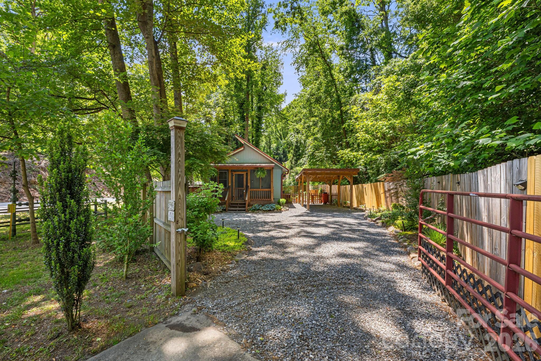 477 Governors View Road — Asheville