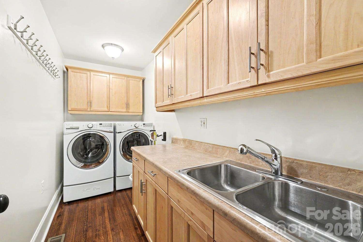 2215 Hassell Place — Charlotte
