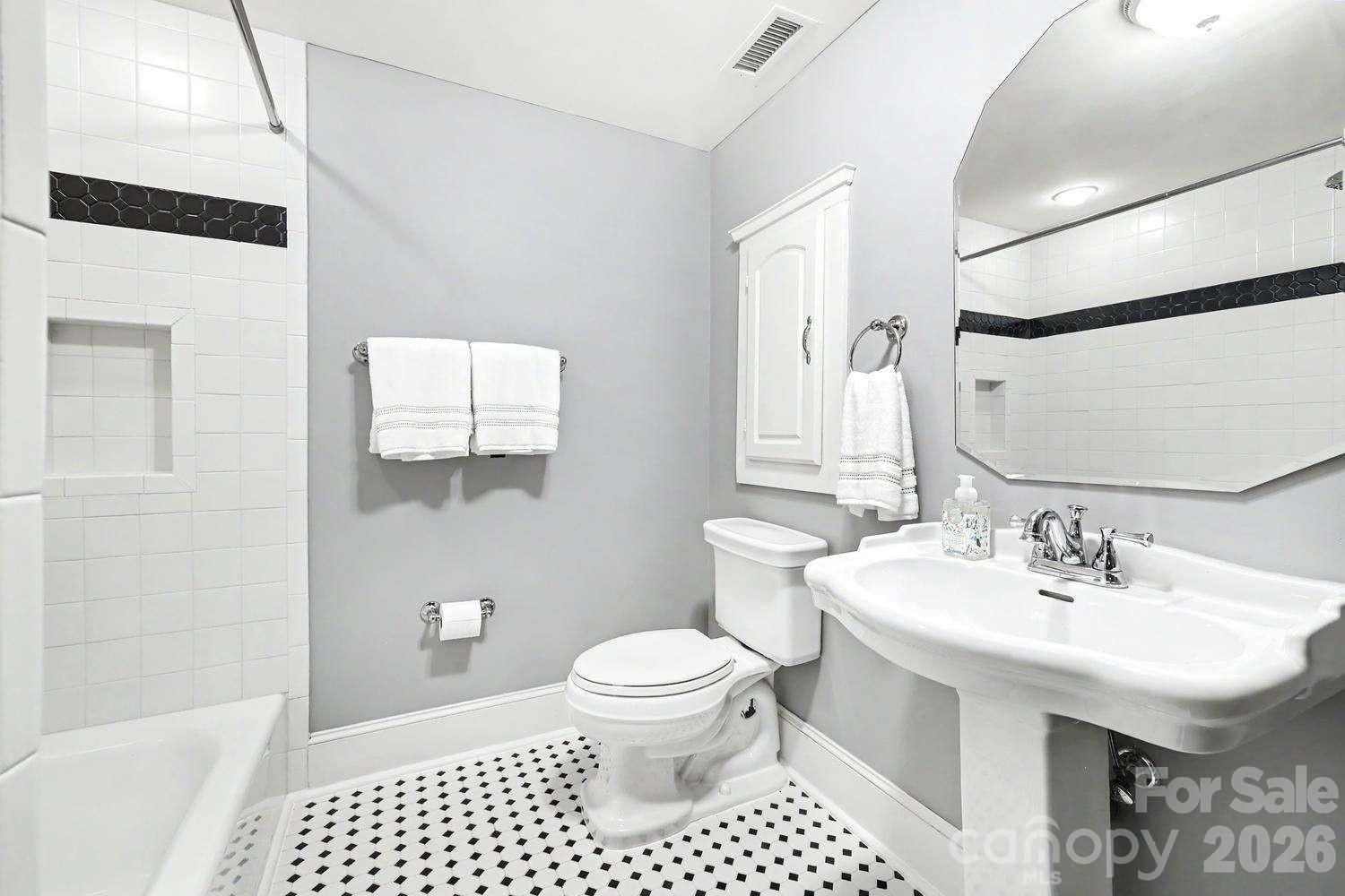 2215 Hassell Place — Charlotte