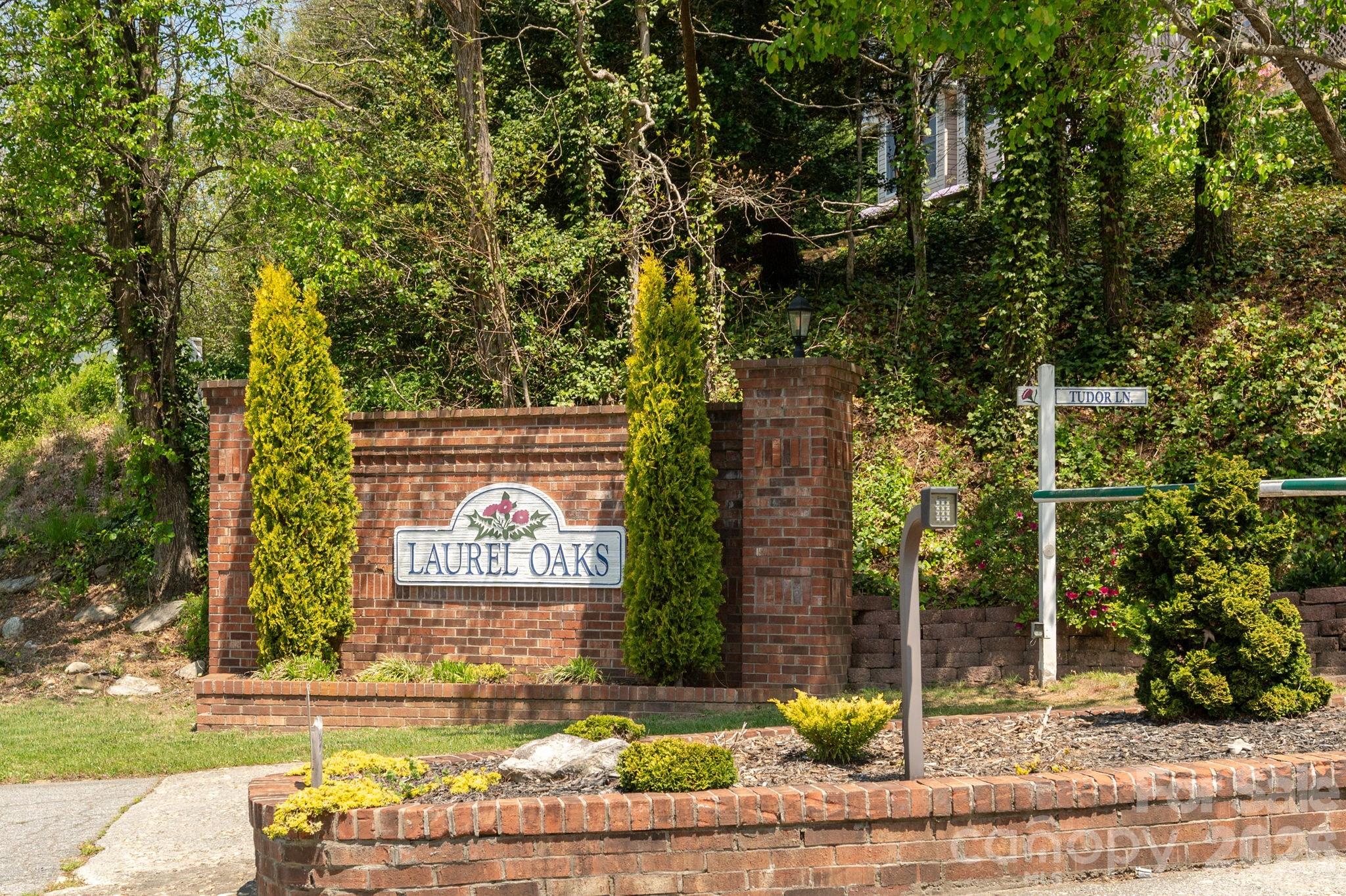 28 Tudor Crescent Court — Hendersonville