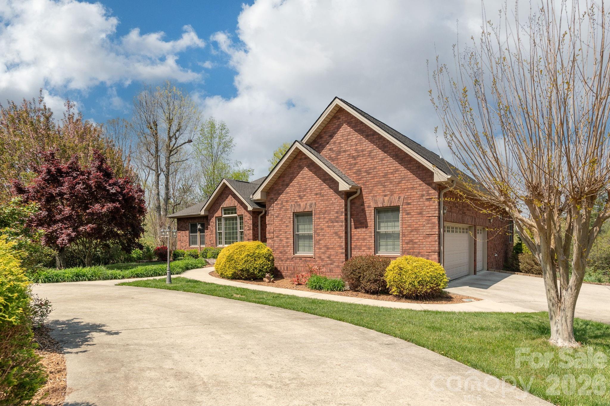28 Tudor Crescent Court — Hendersonville