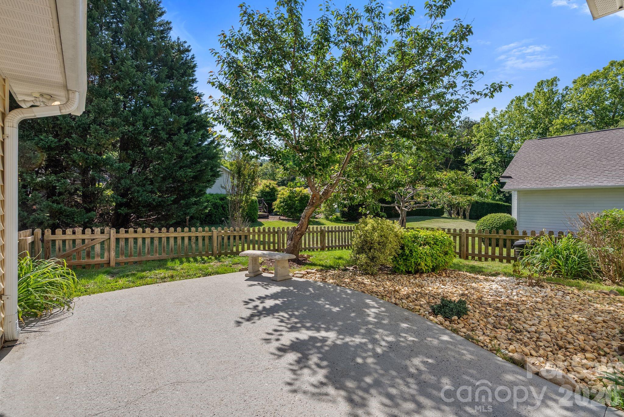 2 Gatehouse Court — Asheville