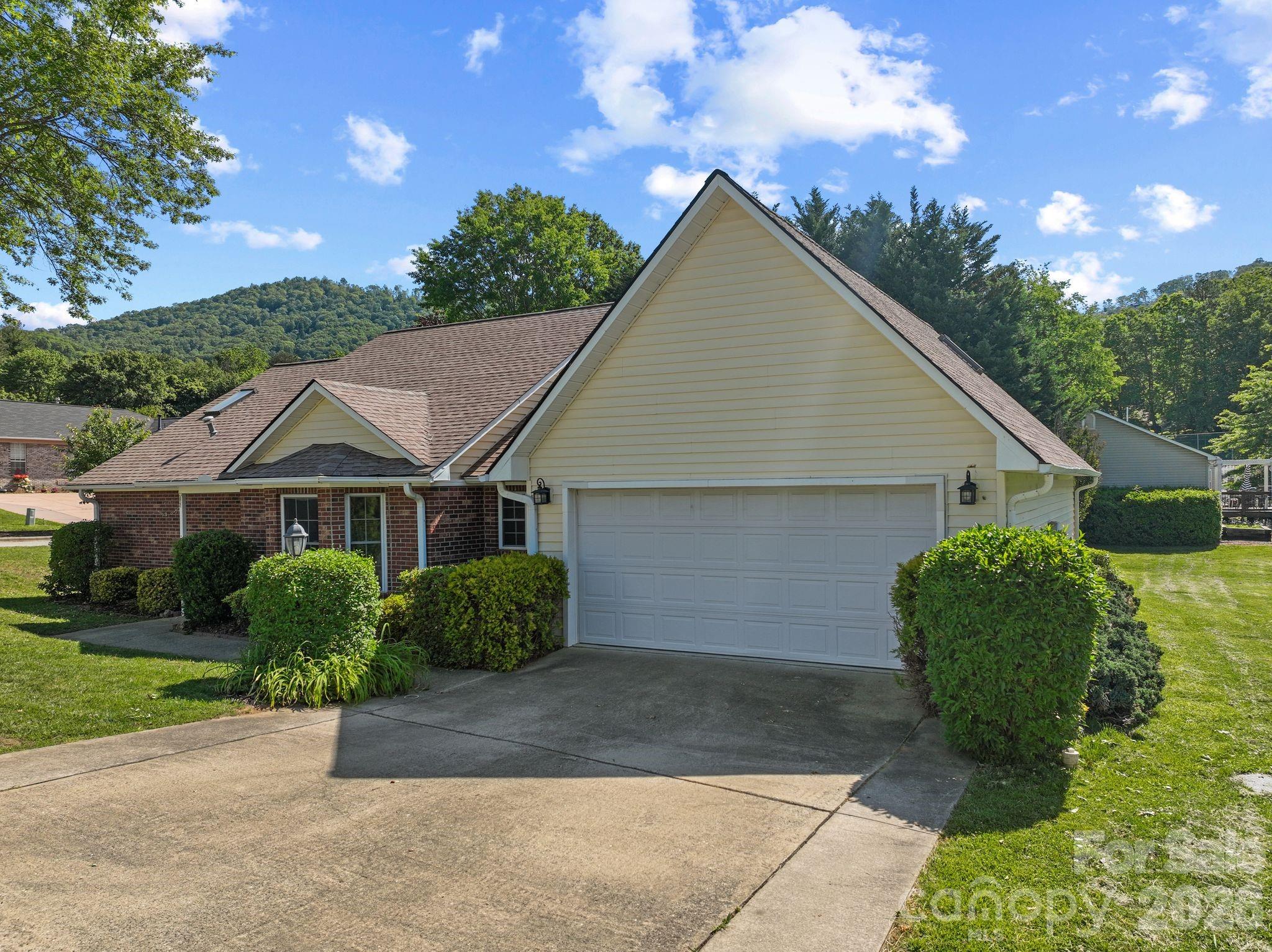2 Gatehouse Court — Asheville