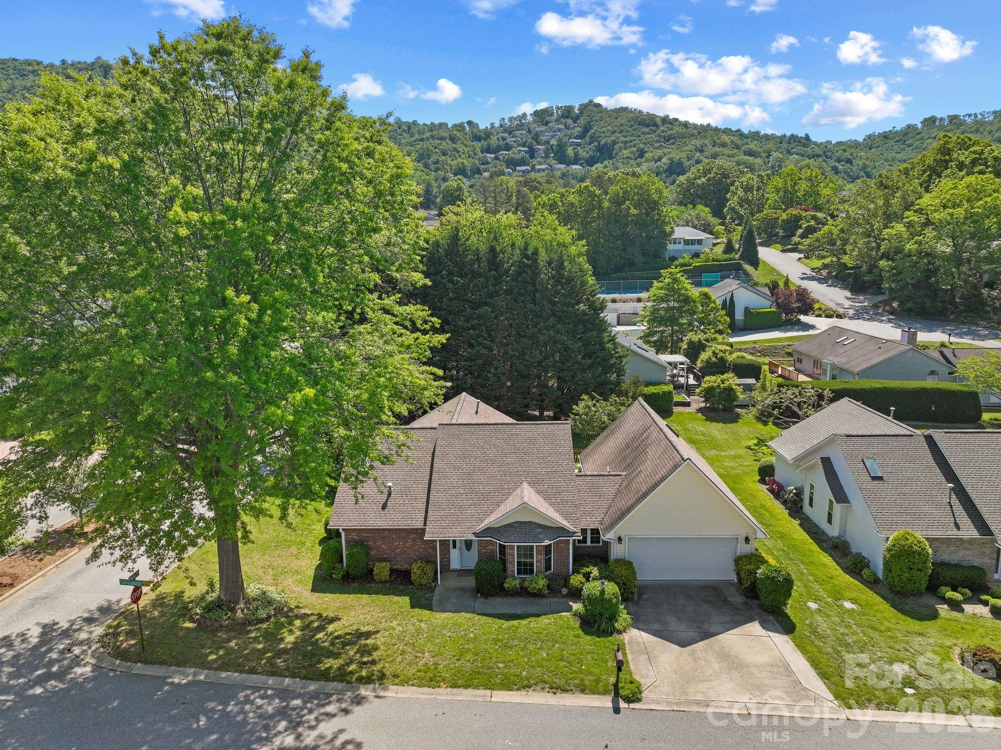 2 Gatehouse Court — Asheville