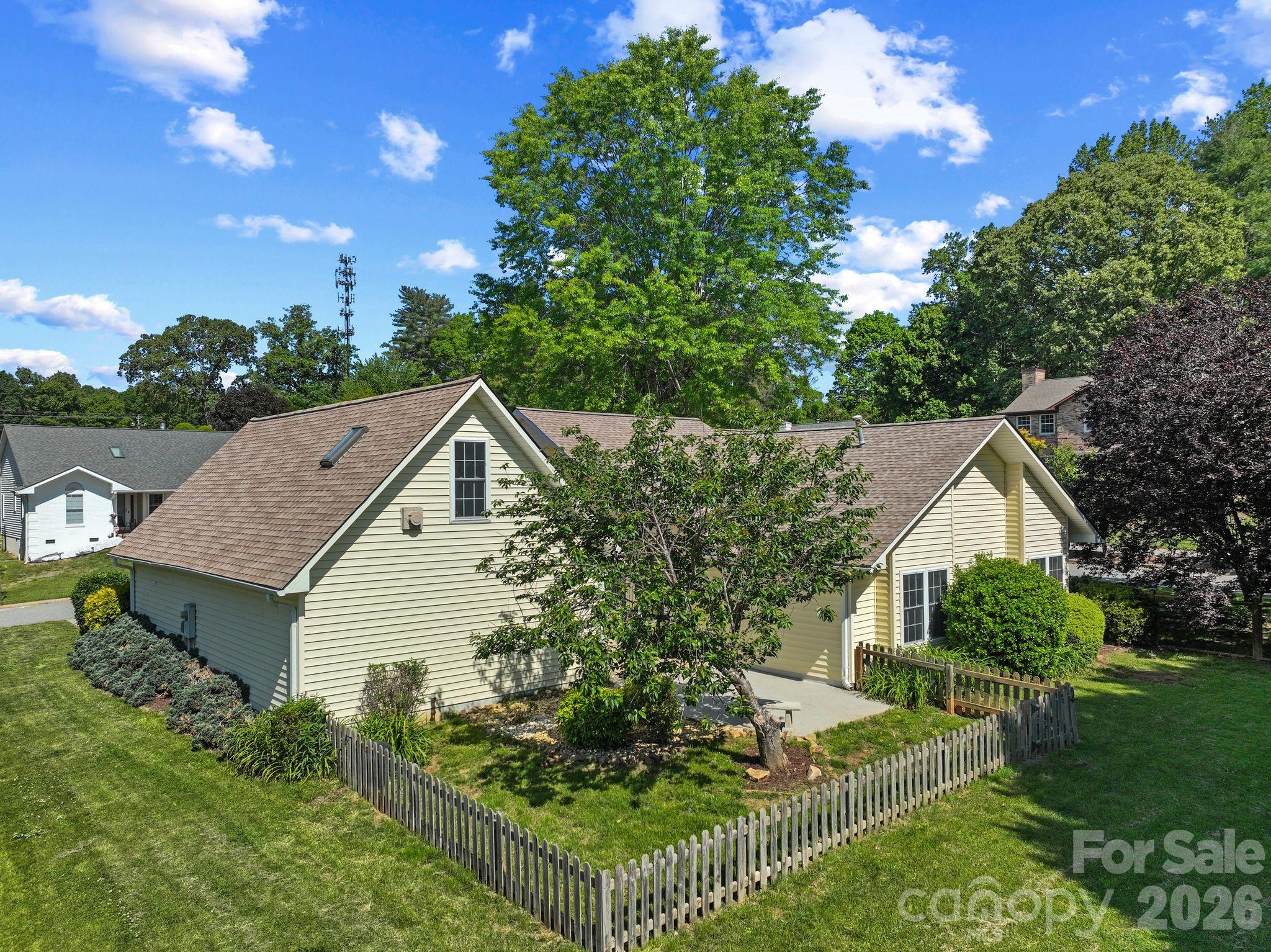 2 Gatehouse Court — Asheville