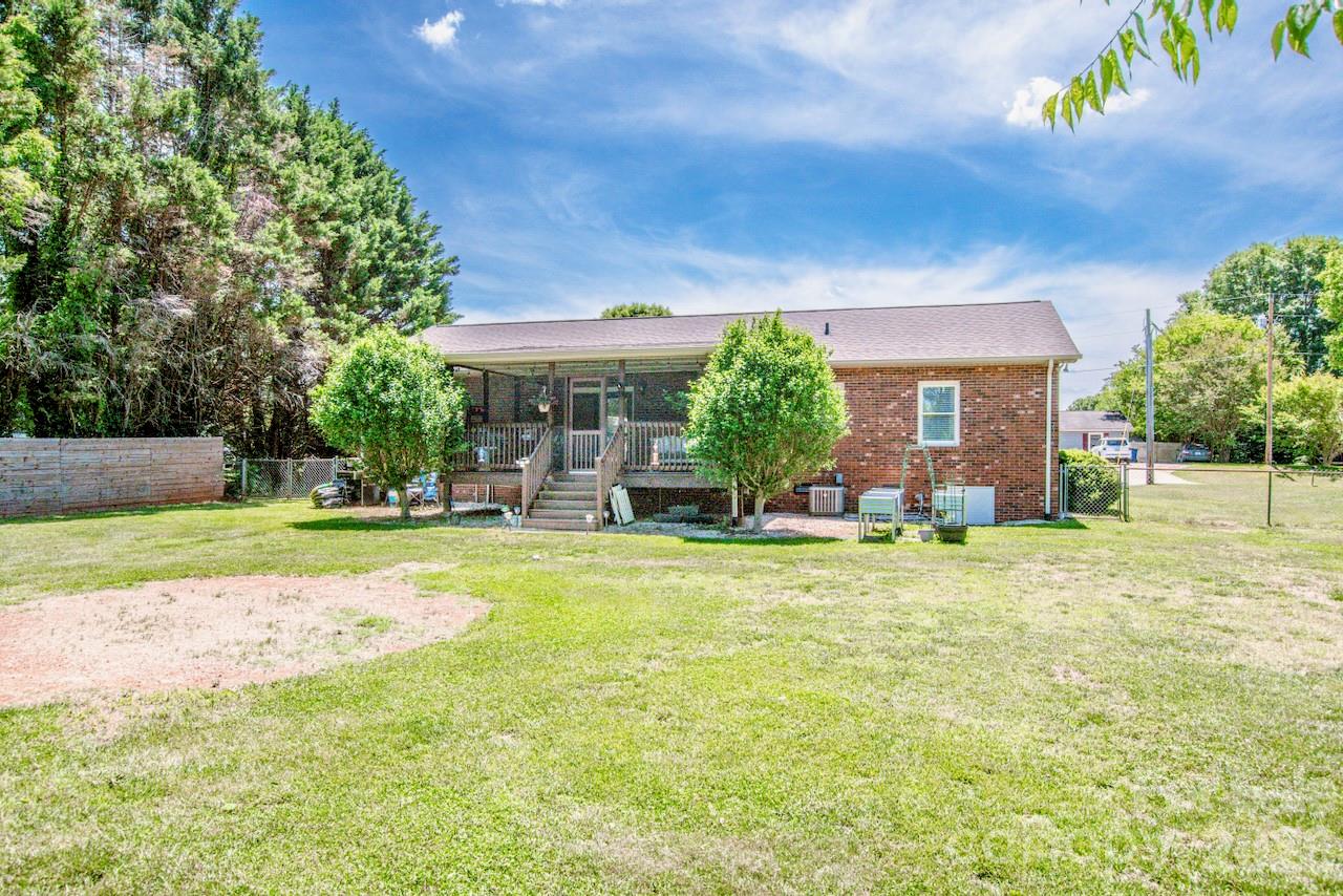 2426 Ashford Drive — Newton