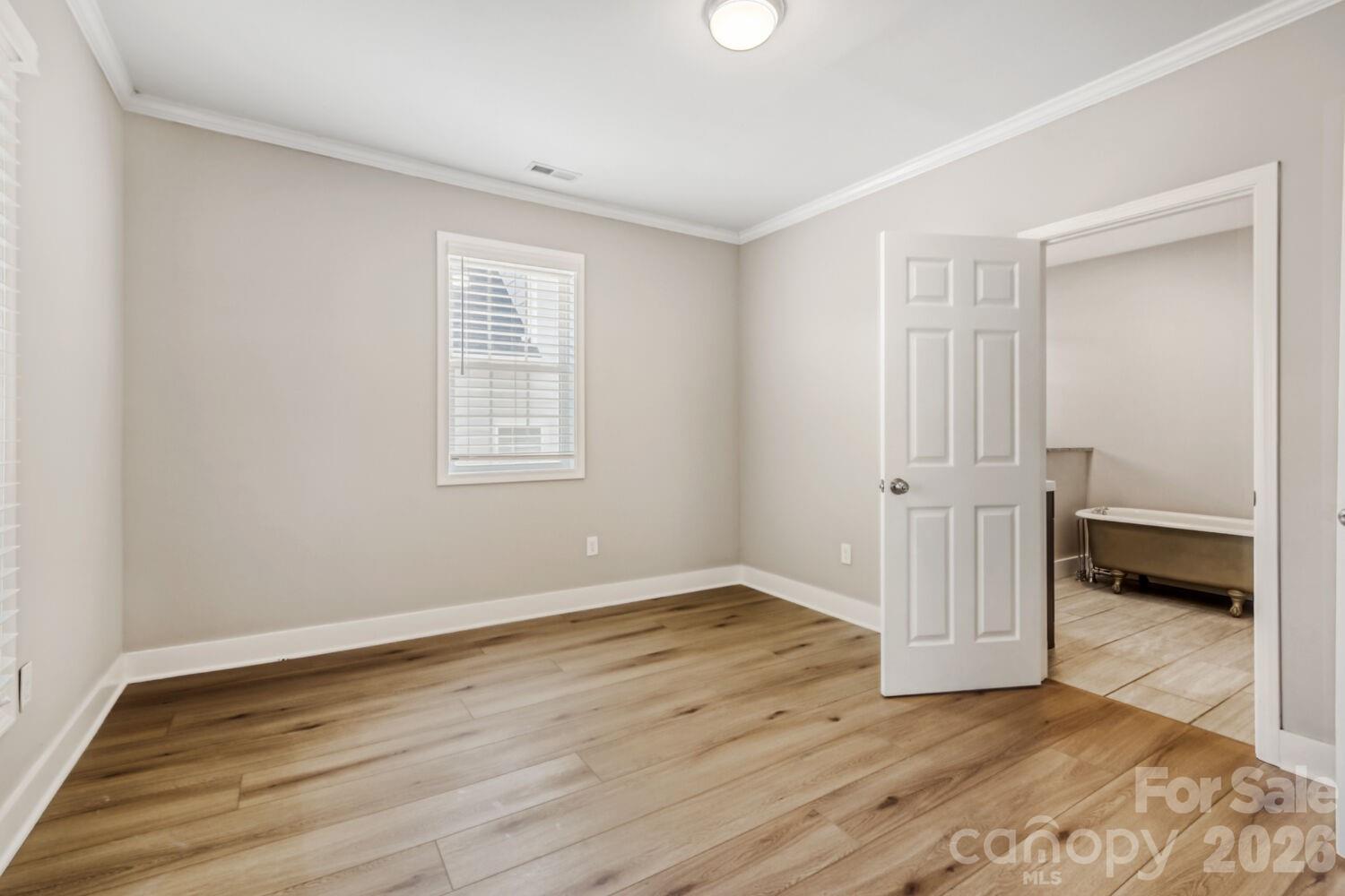 1521 Hawthorne Lane — Charlotte