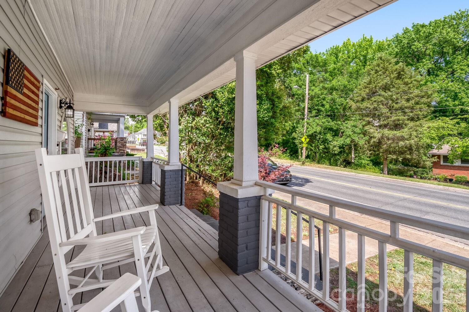 1521 Hawthorne Lane — Charlotte