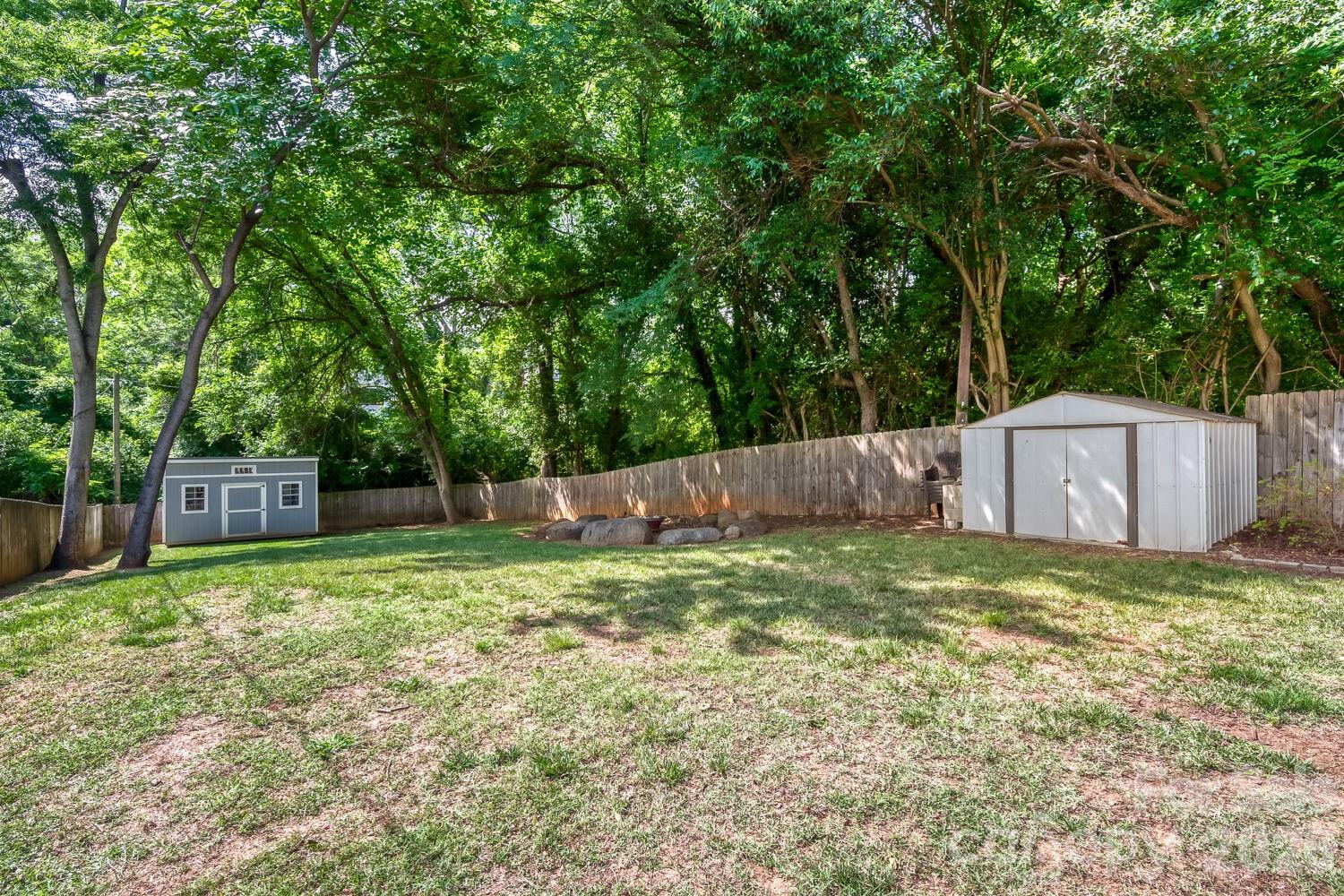 1521 Hawthorne Lane — Charlotte