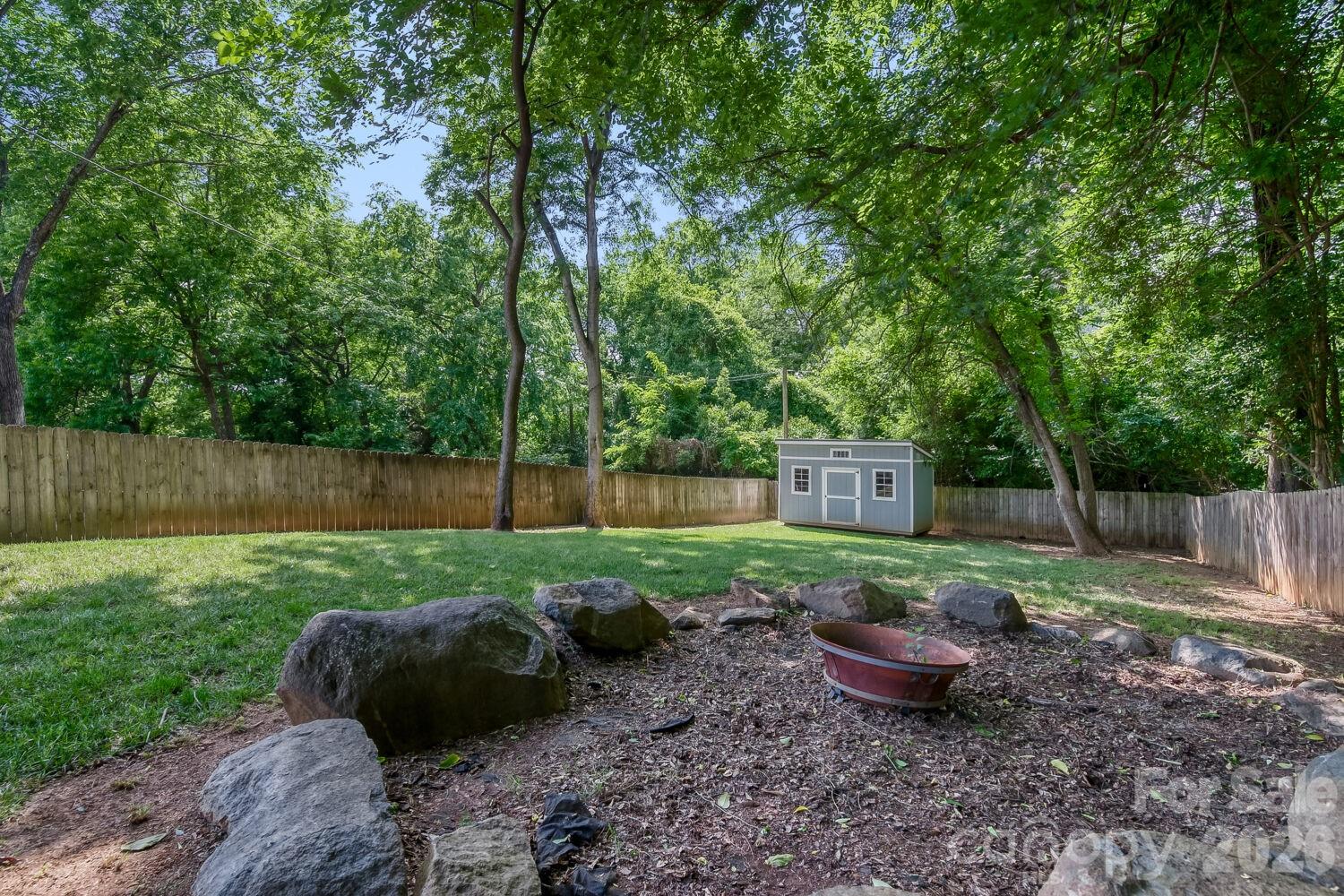 1521 Hawthorne Lane — Charlotte