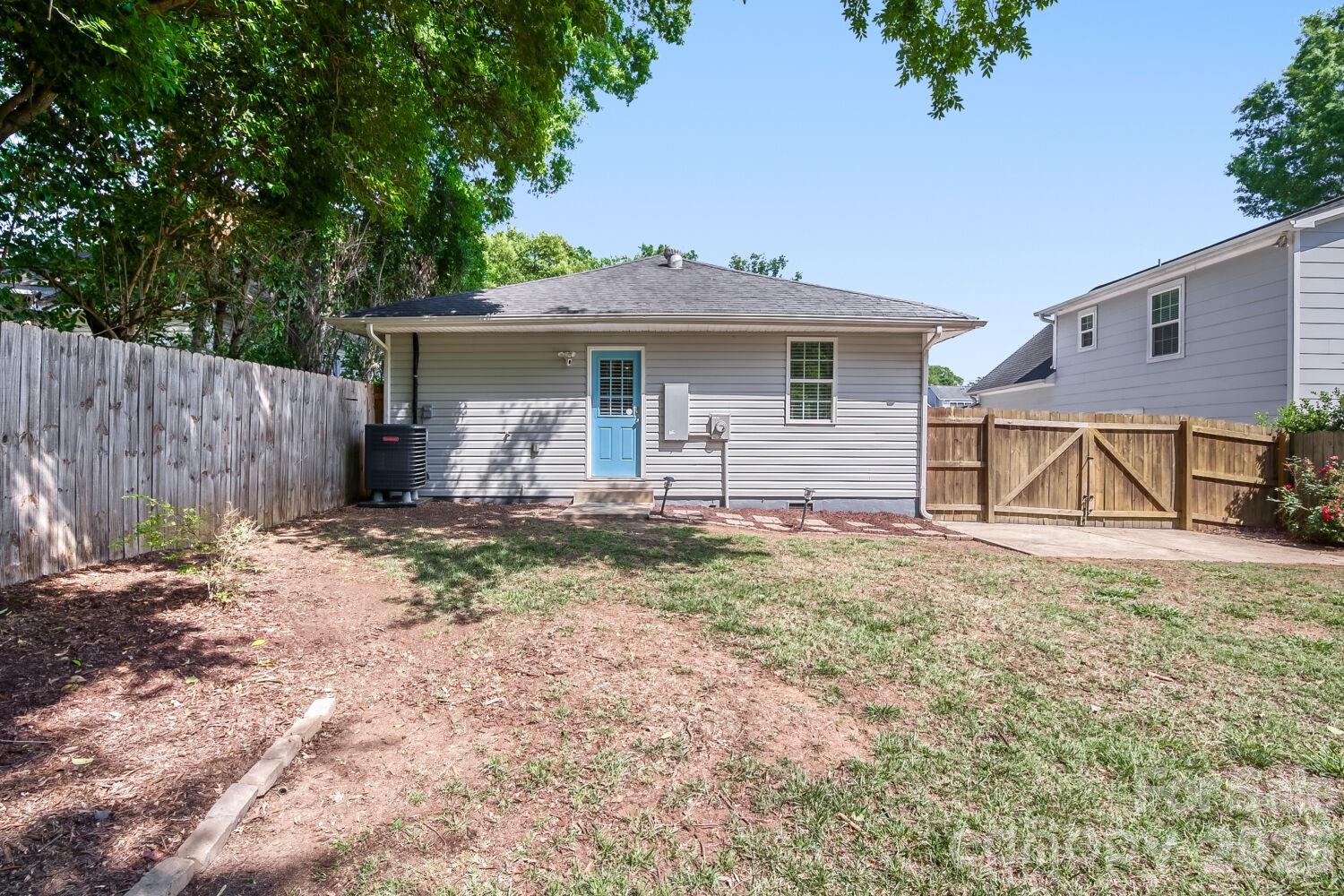1521 Hawthorne Lane — Charlotte
