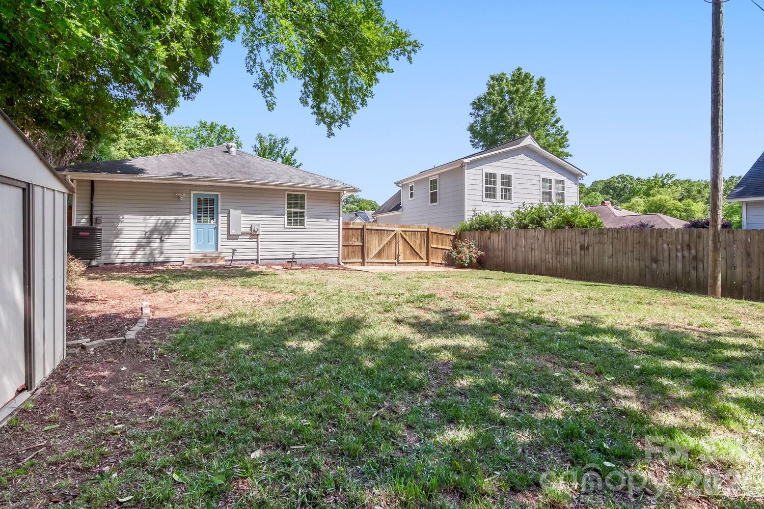 1521 Hawthorne Lane — Charlotte