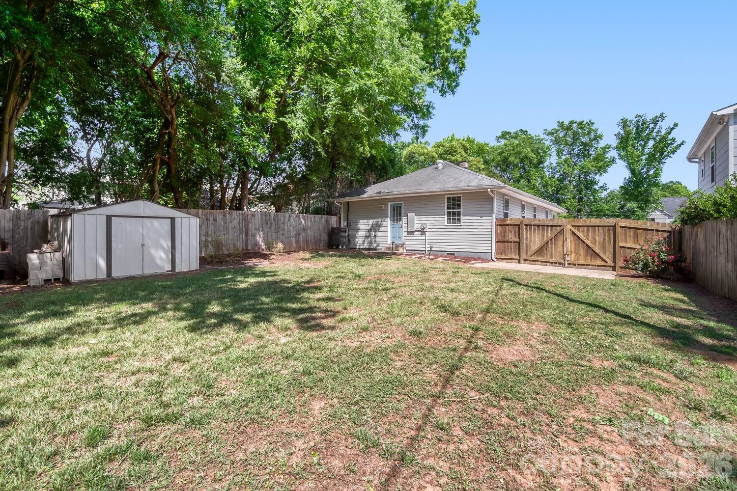1521 Hawthorne Lane — Charlotte