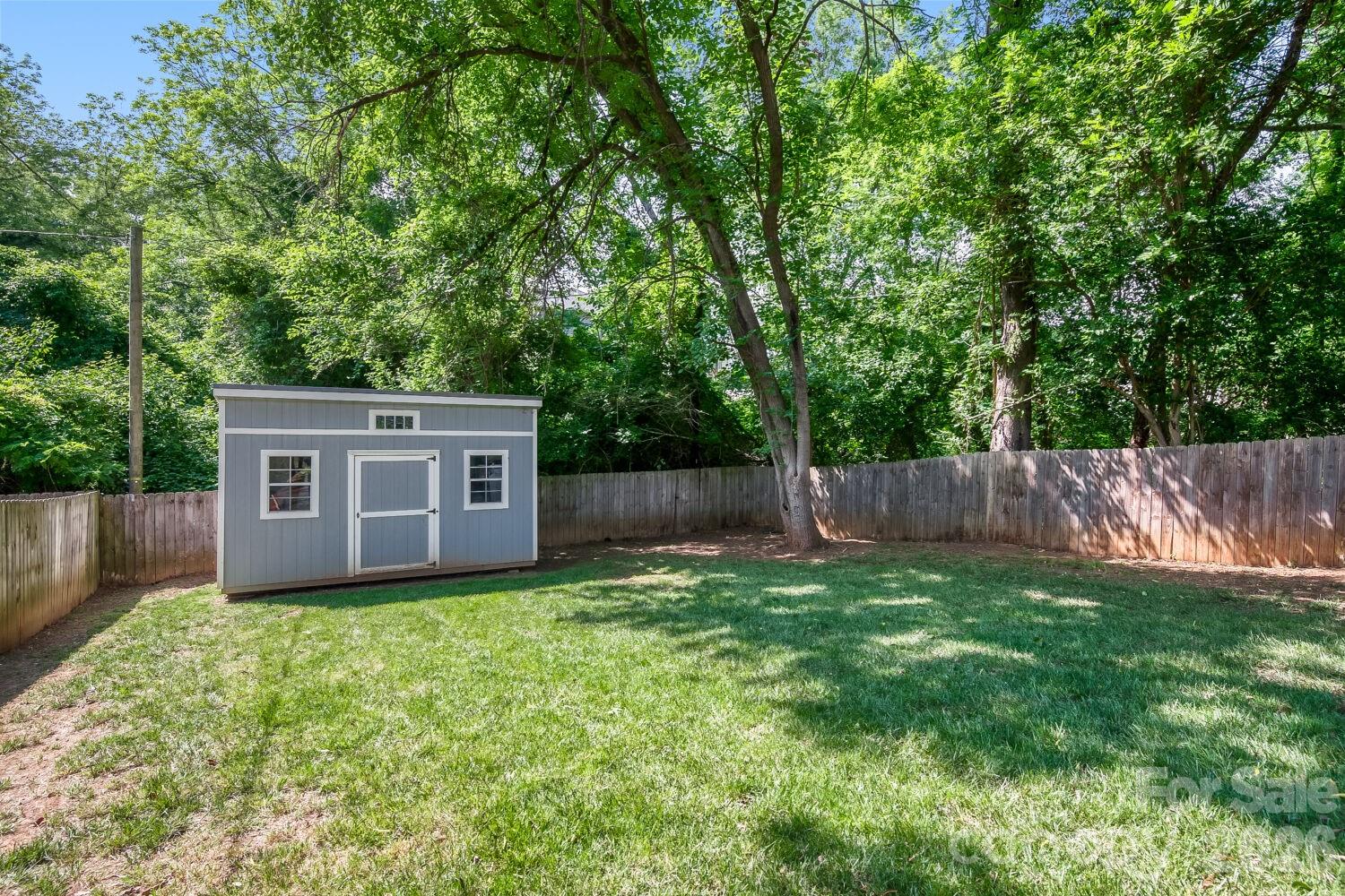 1521 Hawthorne Lane — Charlotte