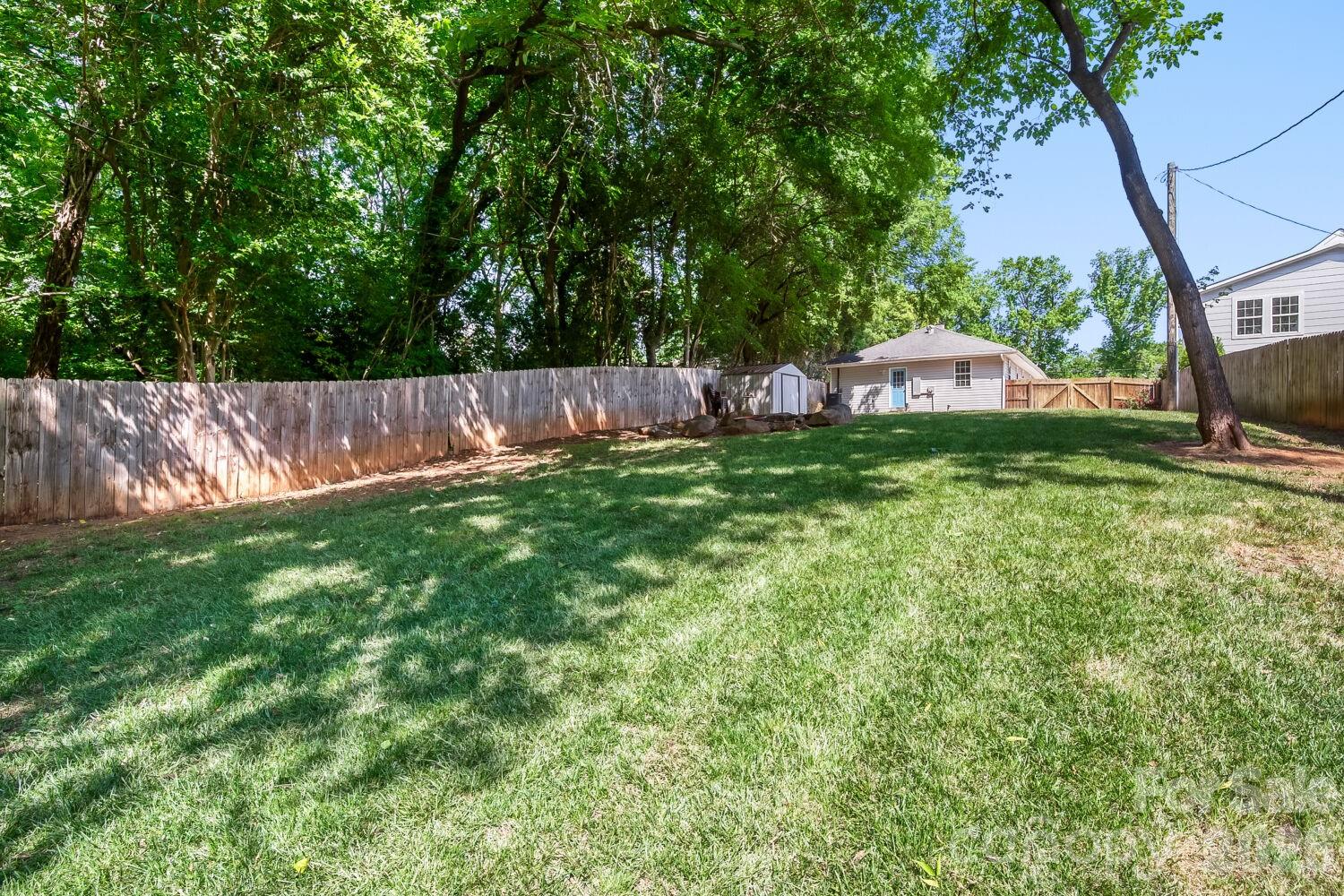 1521 Hawthorne Lane — Charlotte