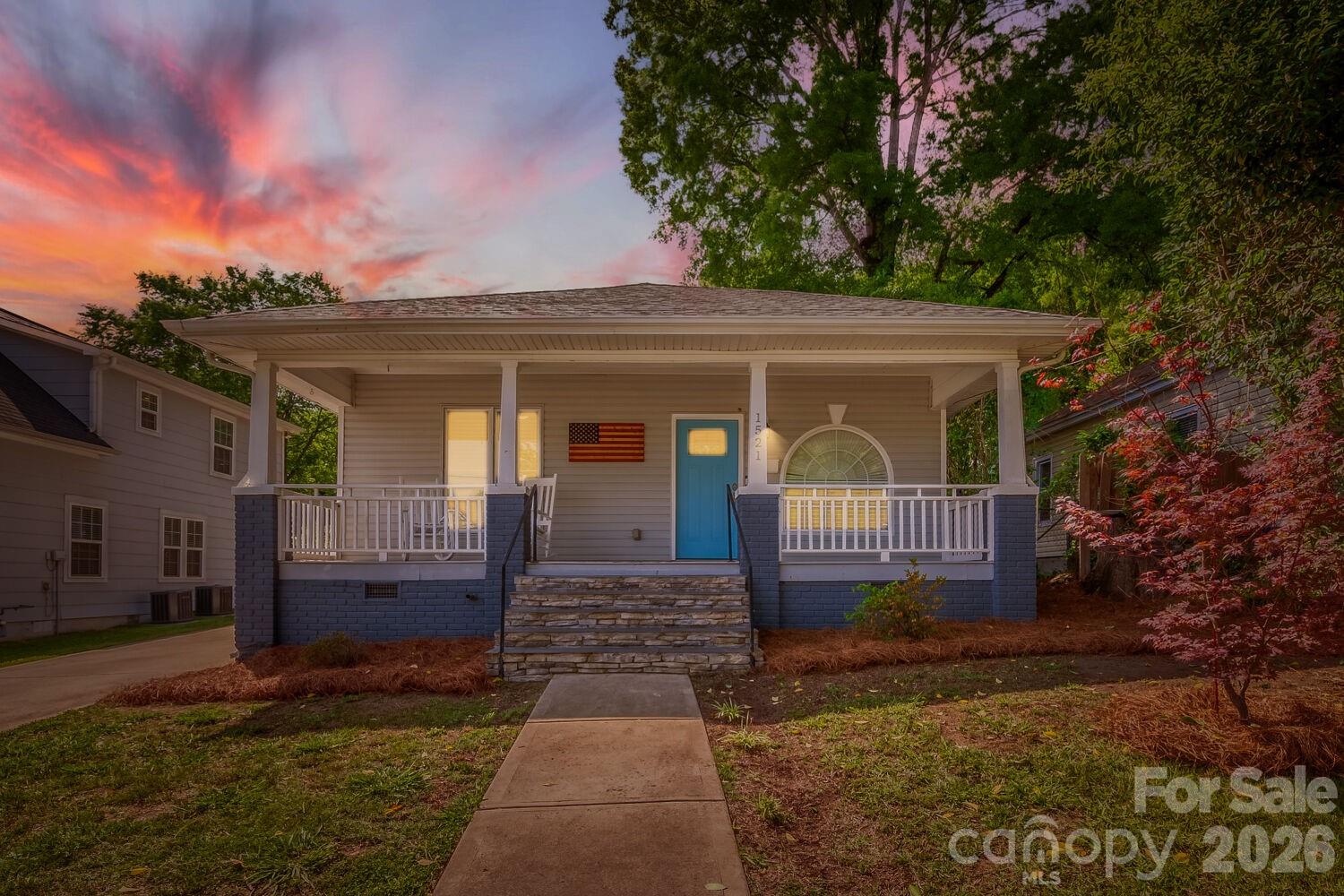 1521 Hawthorne Lane — Charlotte