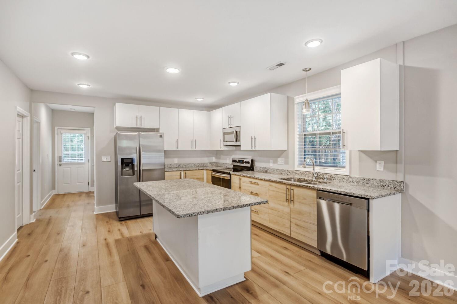 1521 Hawthorne Lane — Charlotte