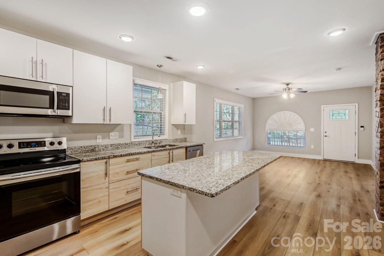 1521 Hawthorne Lane — Charlotte