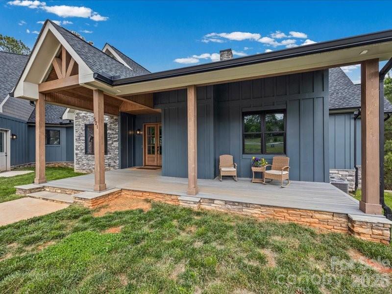 521 Rosebush Lane — Clover