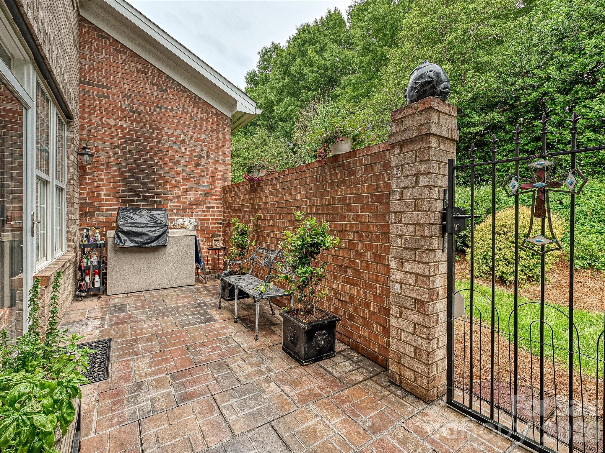 6309 Wakehurst Road — Charlotte