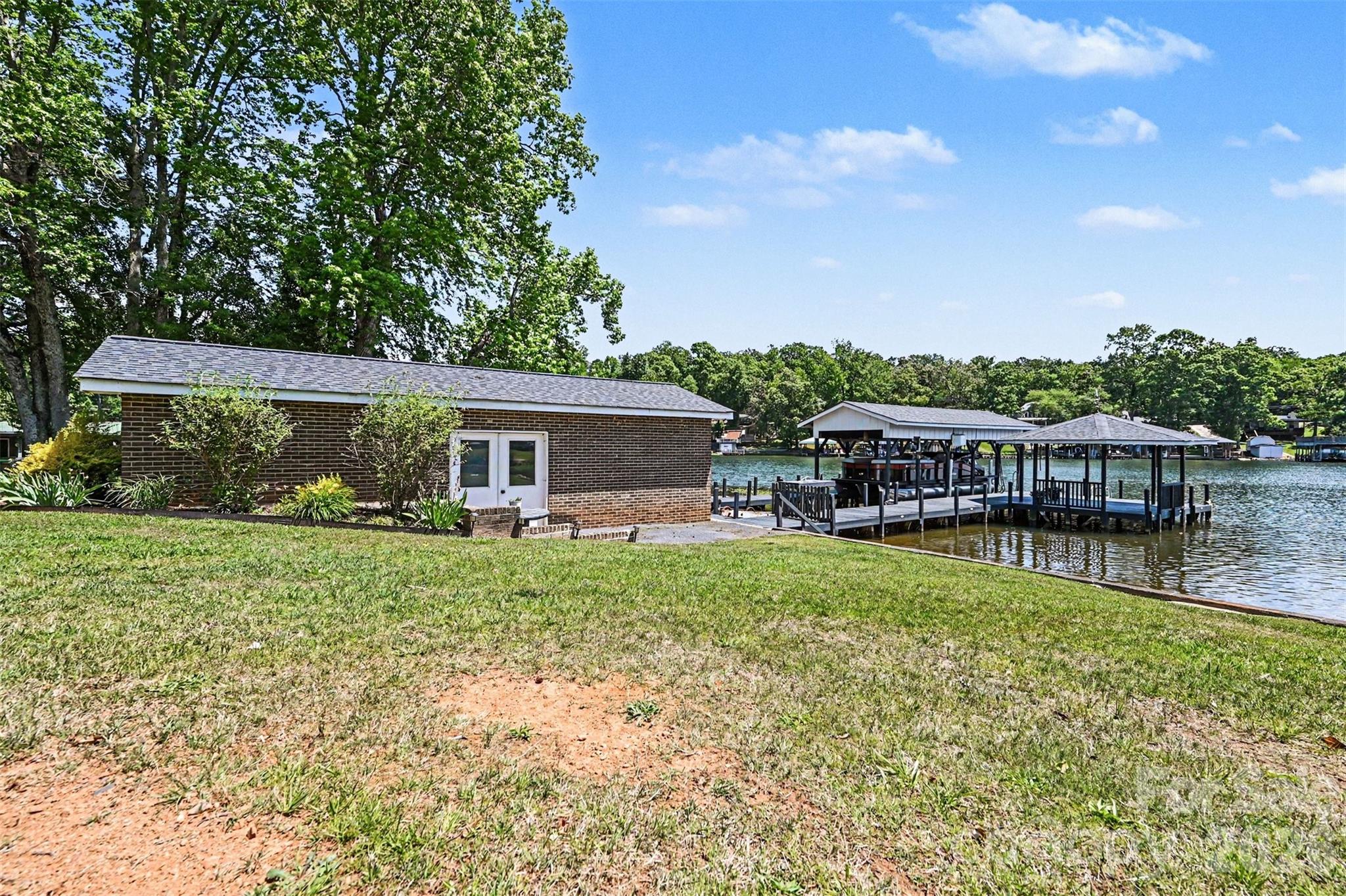 198 Vineyard Road — Norwood