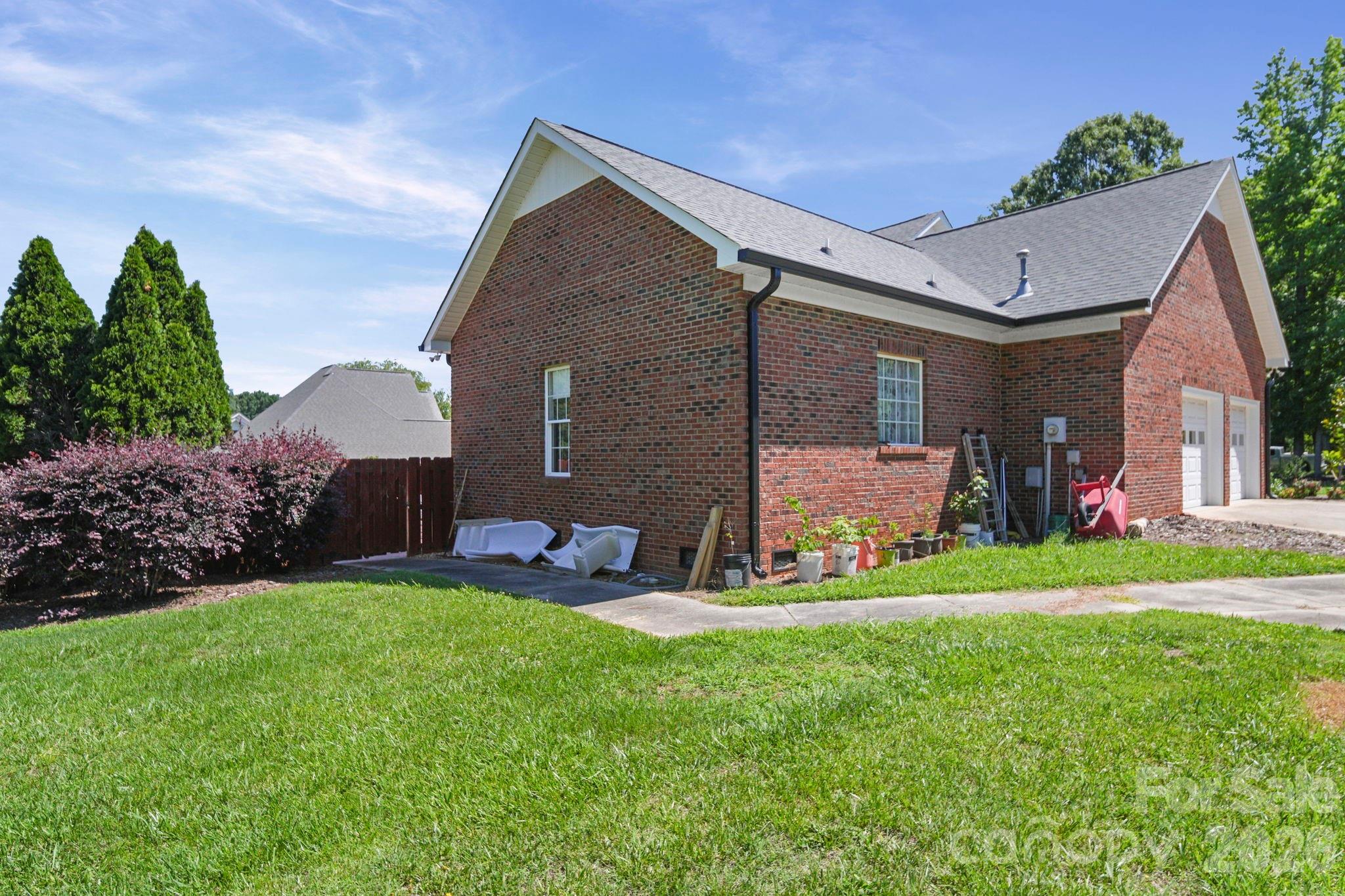 1100 Legacy Lake Drive — Monroe