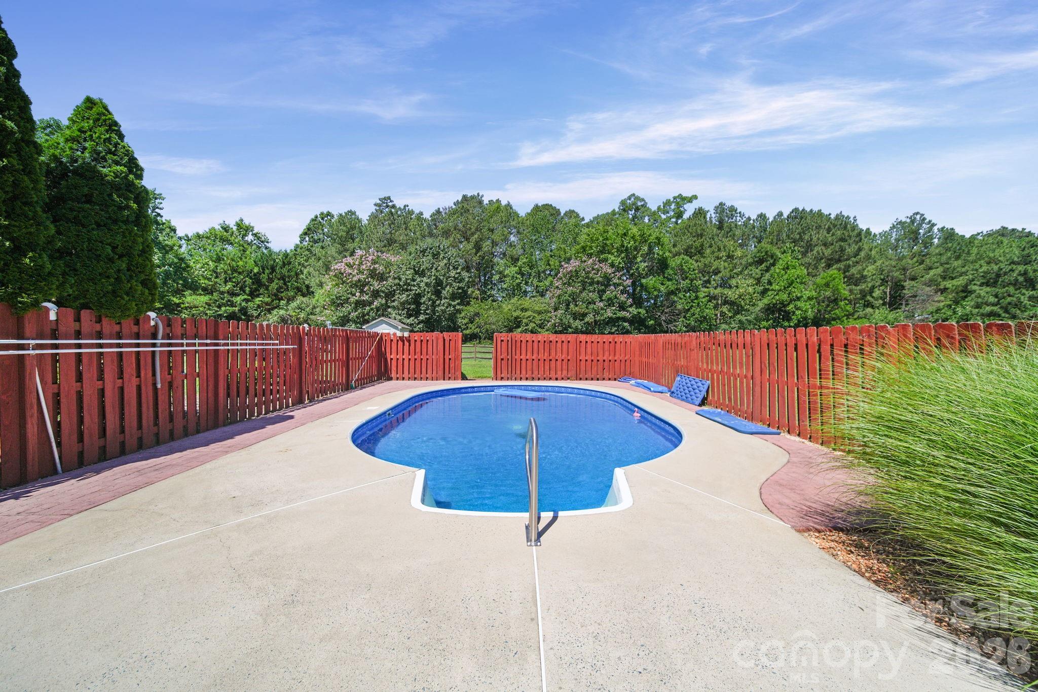 1100 Legacy Lake Drive — Monroe