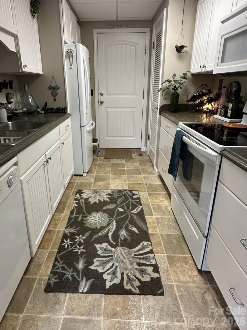 99 Willow Way — Hendersonville