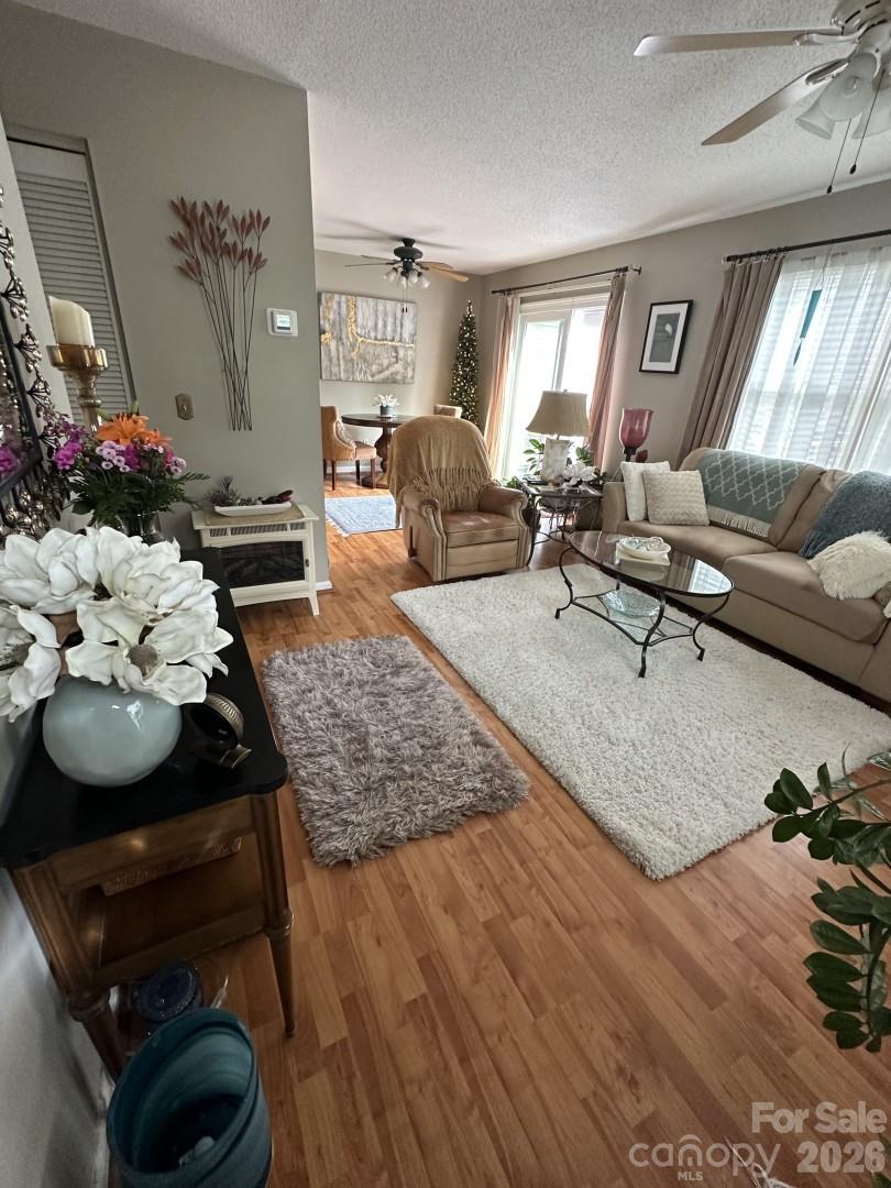 99 Willow Way — Hendersonville