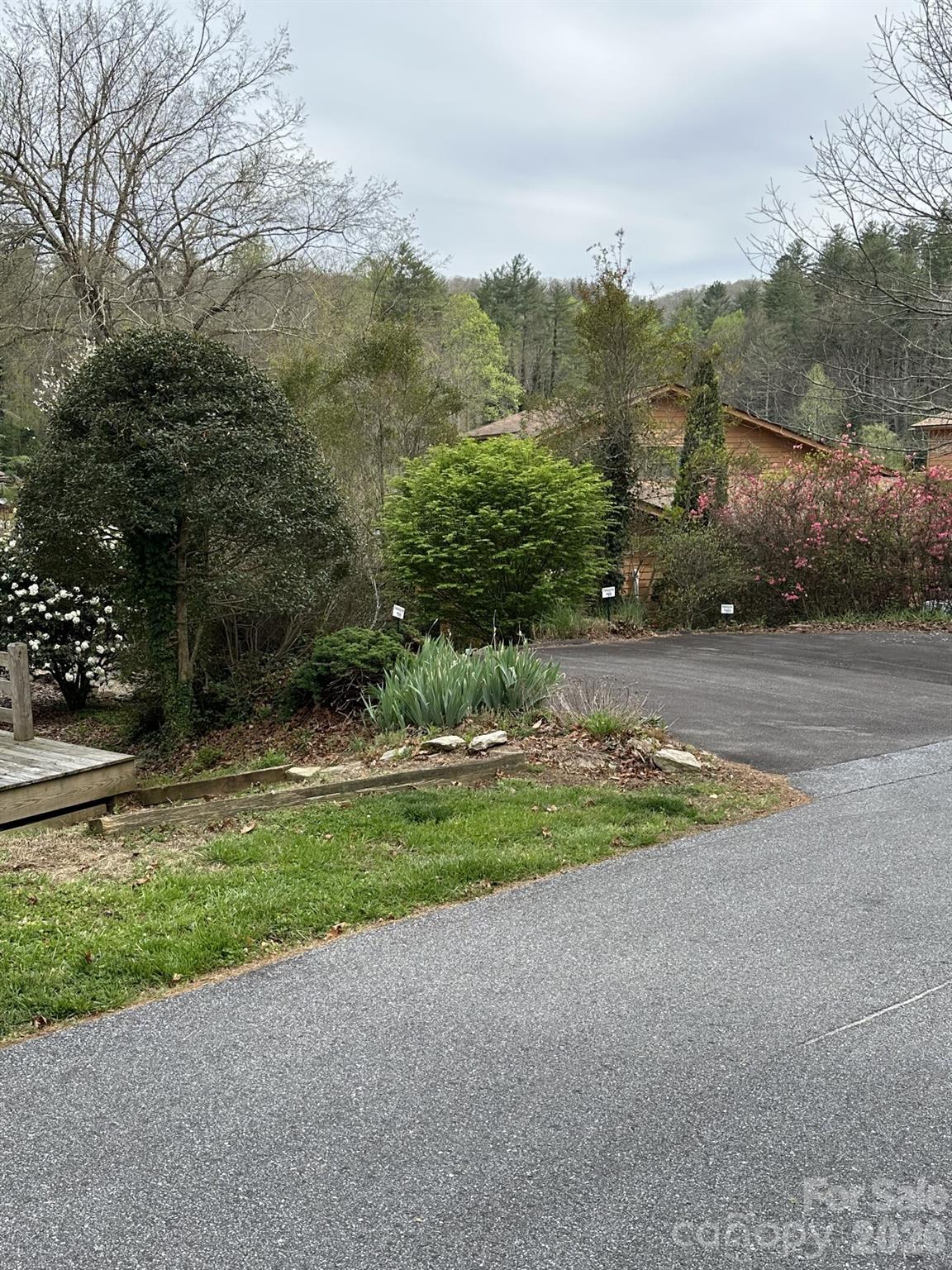 99 Willow Way — Hendersonville