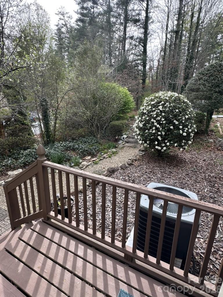 99 Willow Way — Hendersonville
