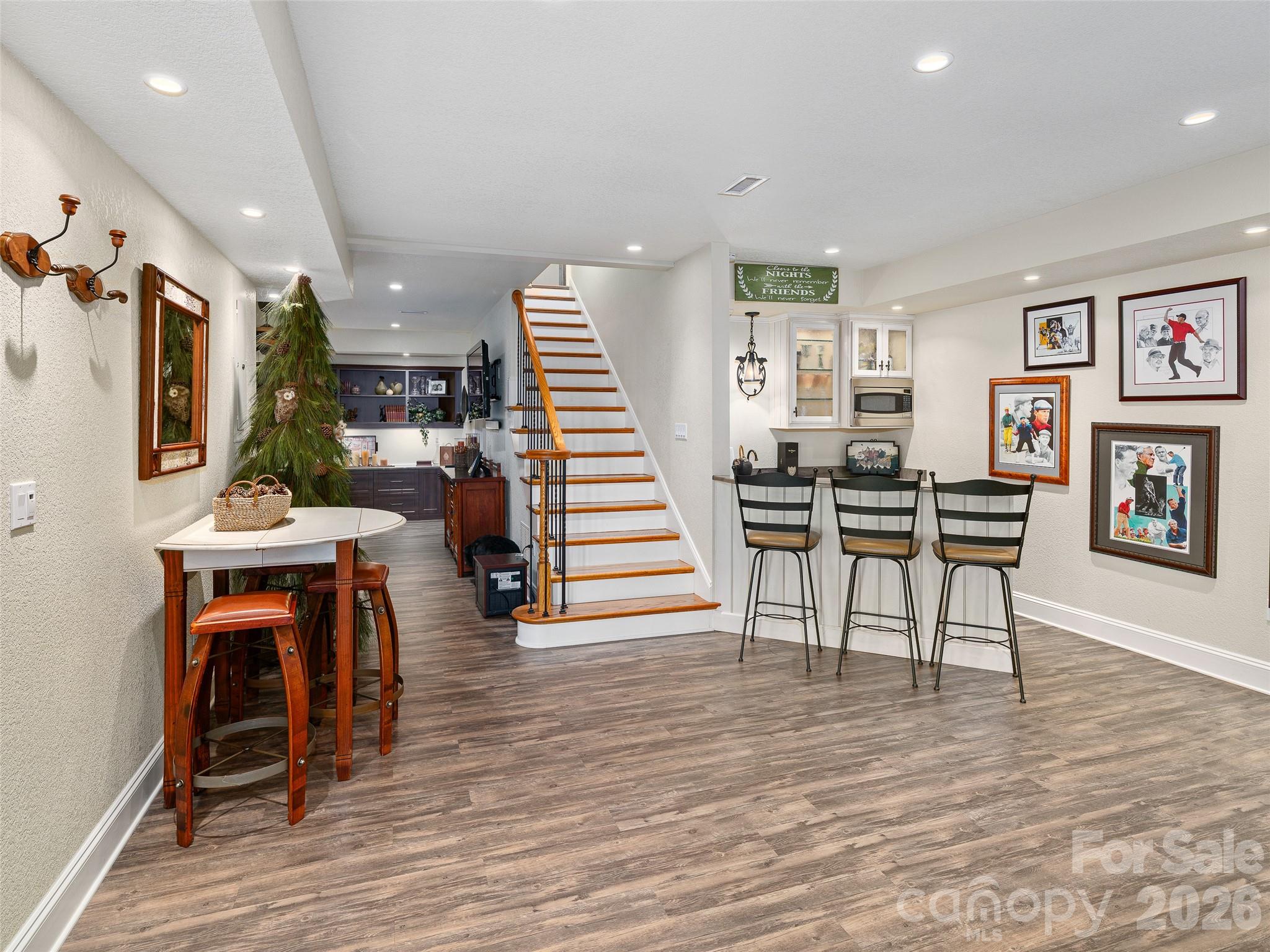 210 Shepard Way — Burnsville