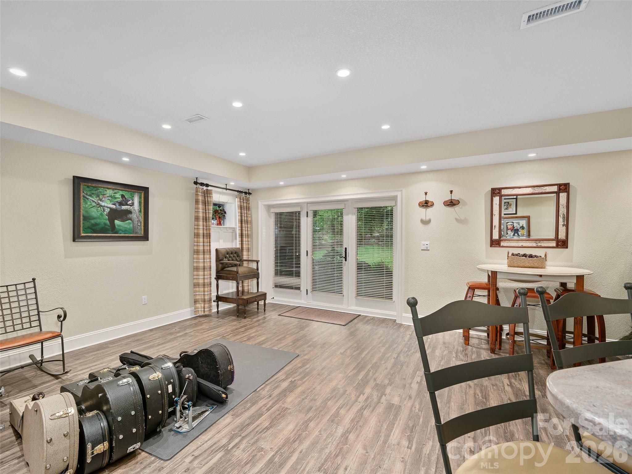 210 Shepard Way — Burnsville