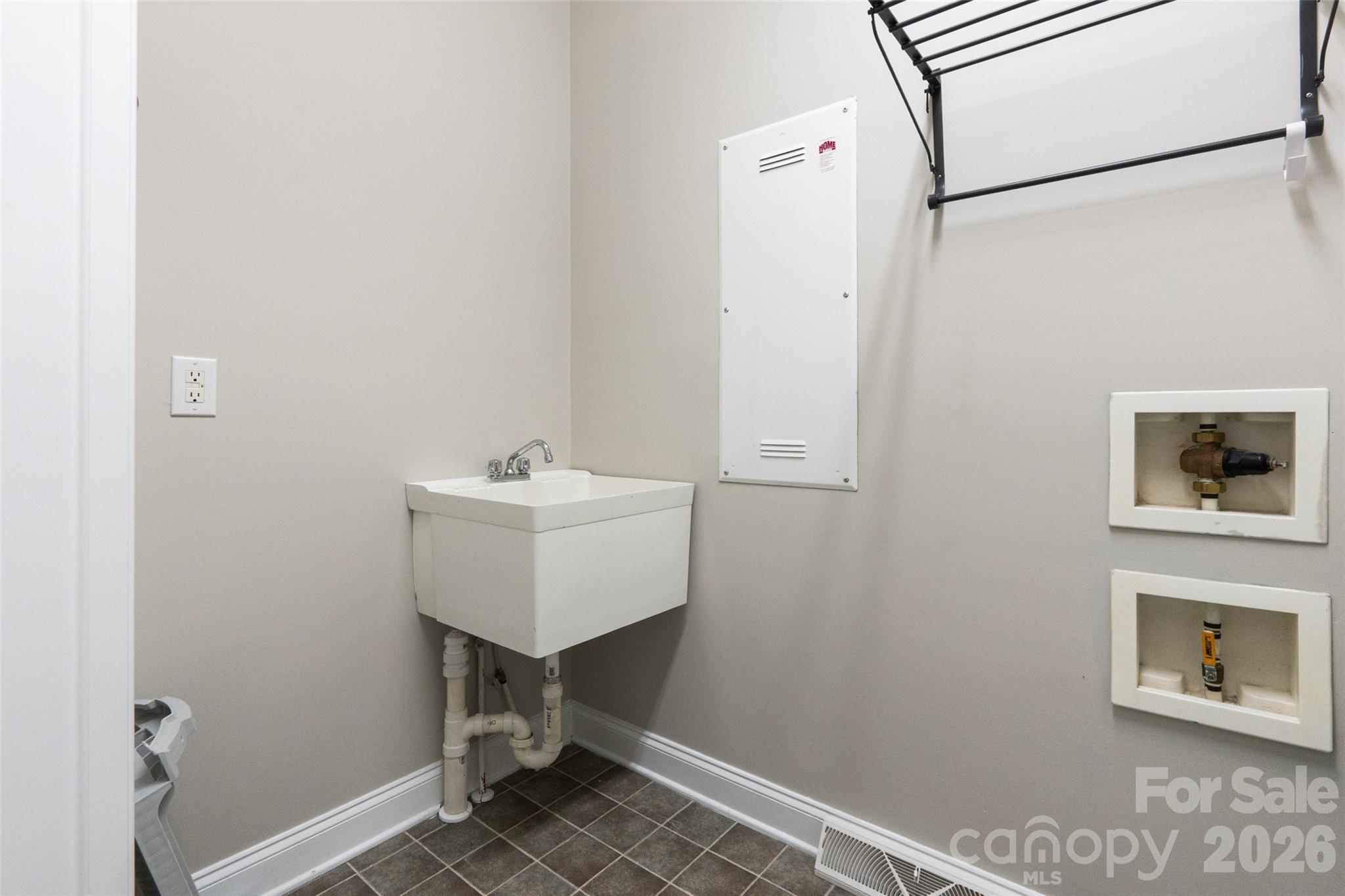 6008 Langham Court — Charlotte