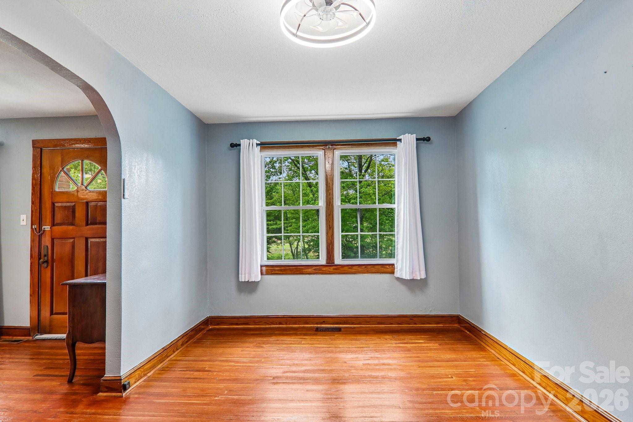 2627 White Oak Road — Burnsville