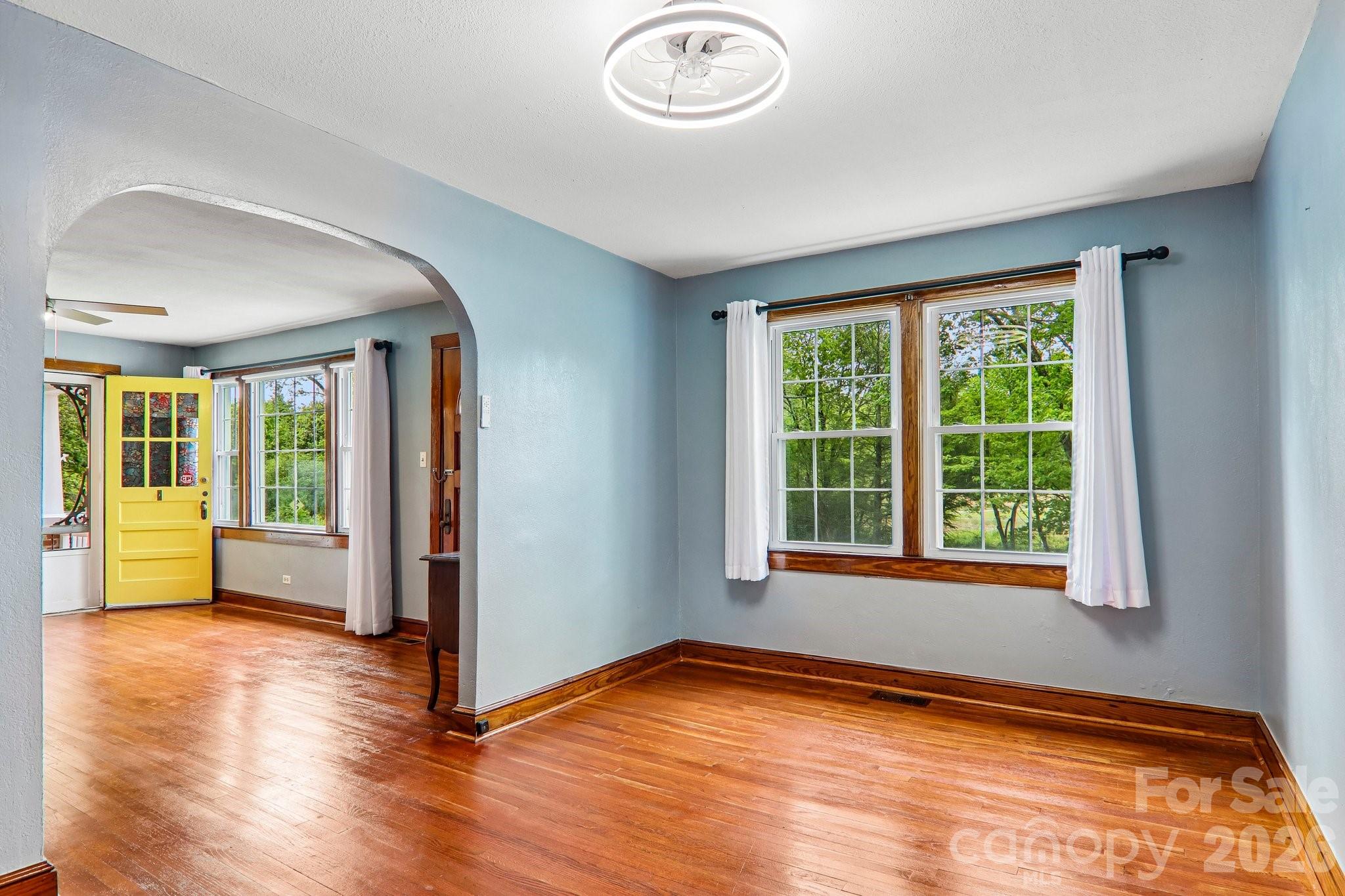 2627 White Oak Road — Burnsville
