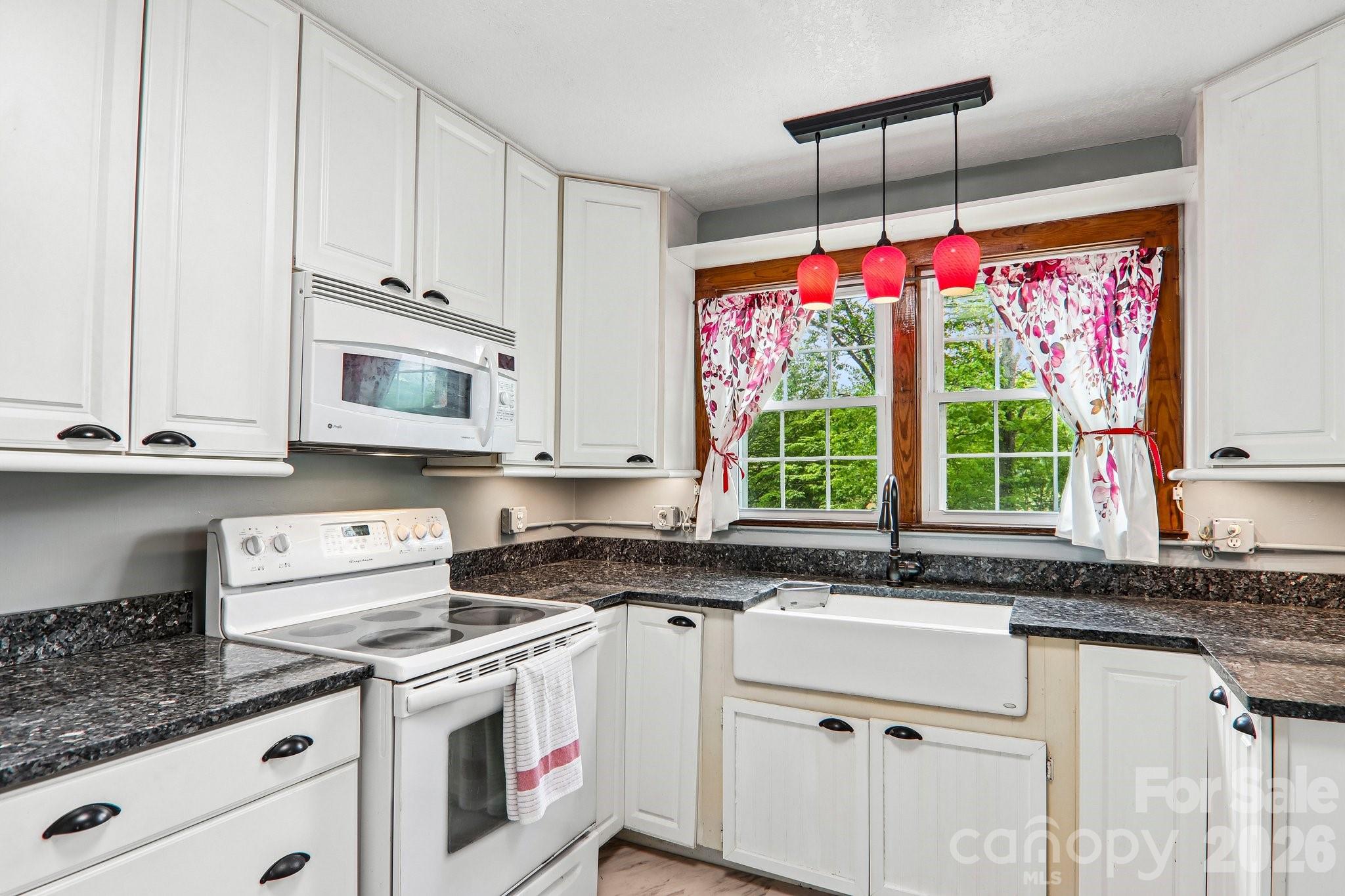 2627 White Oak Road — Burnsville