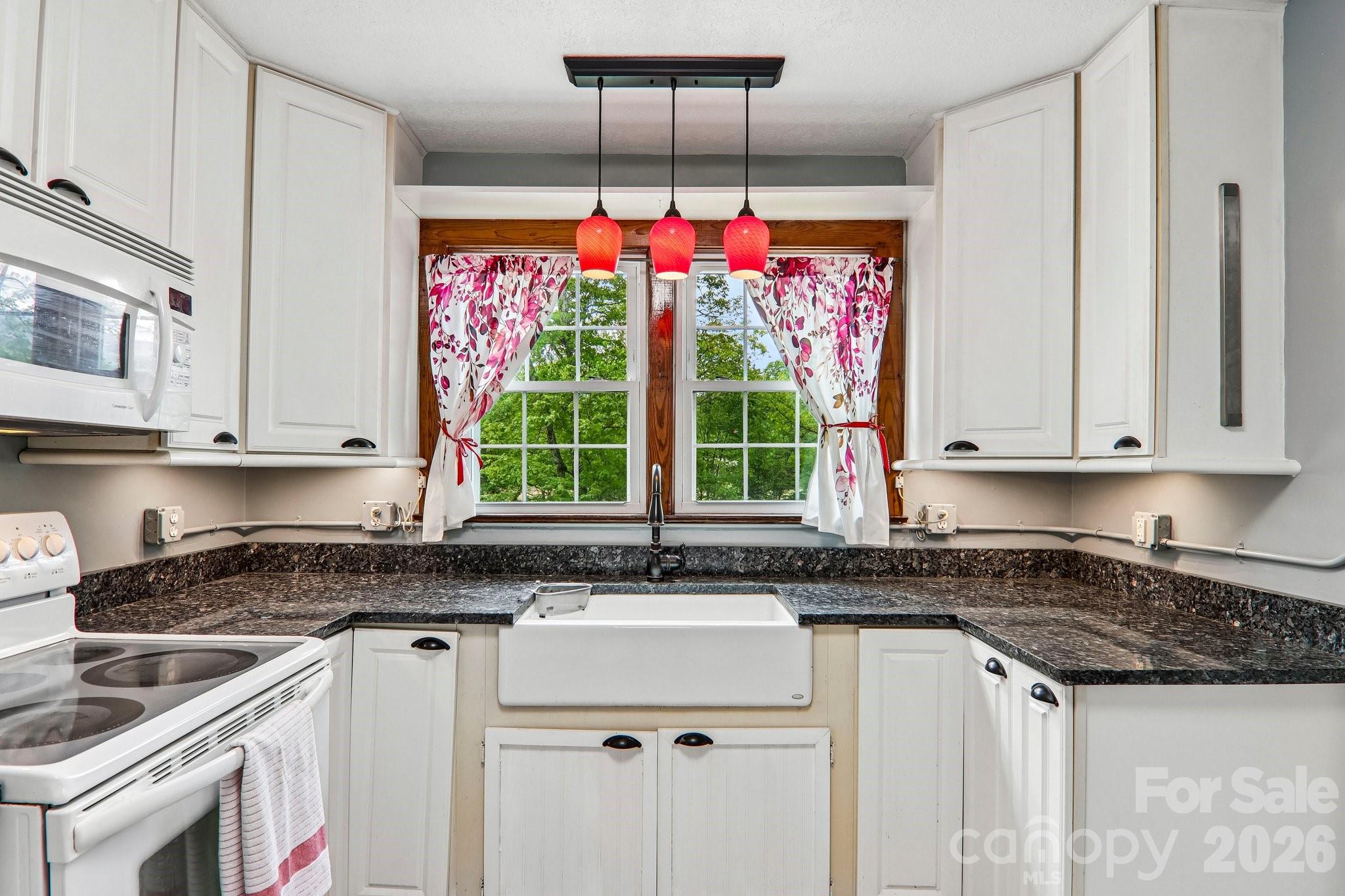 2627 White Oak Road — Burnsville
