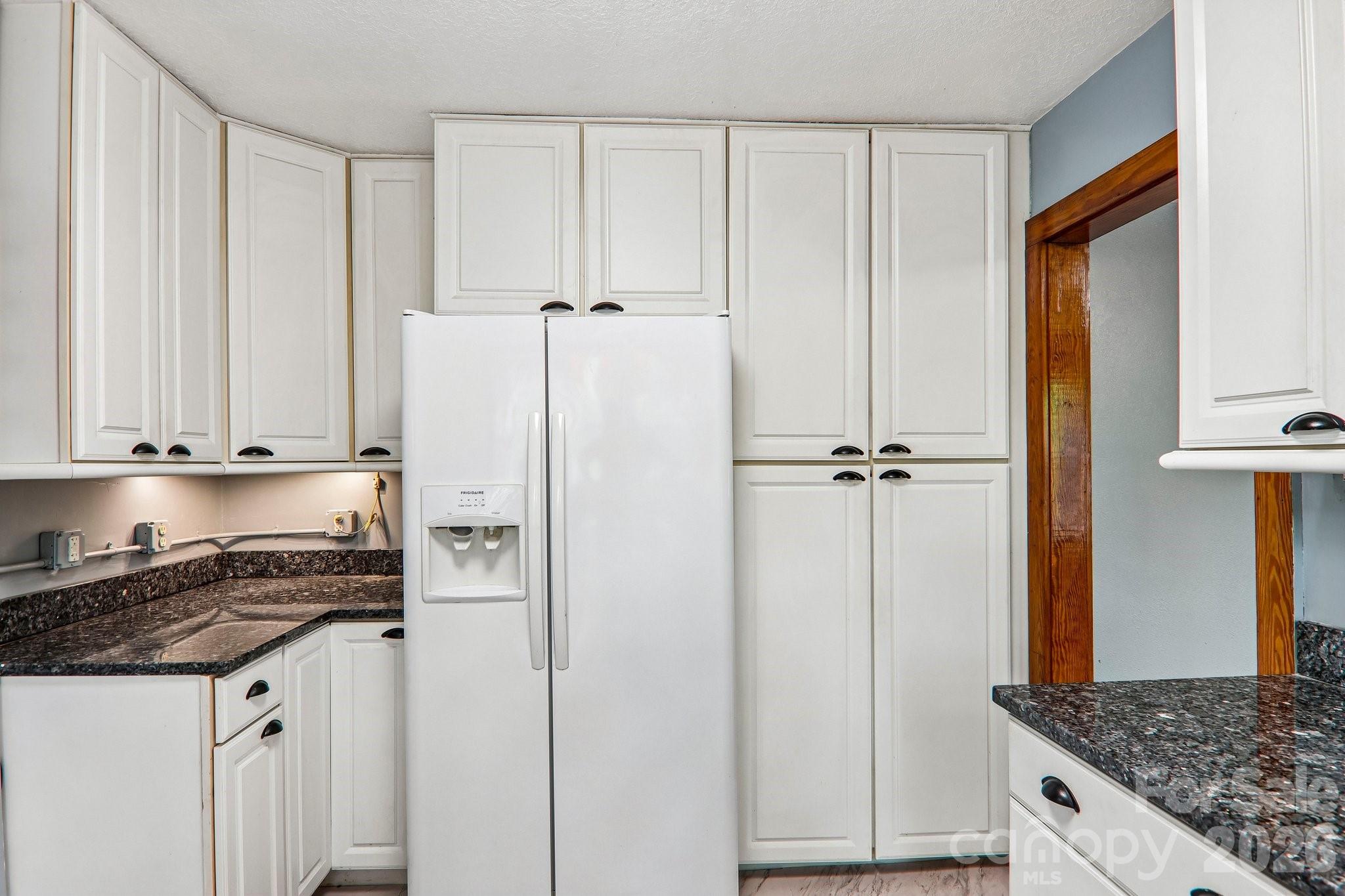 2627 White Oak Road — Burnsville