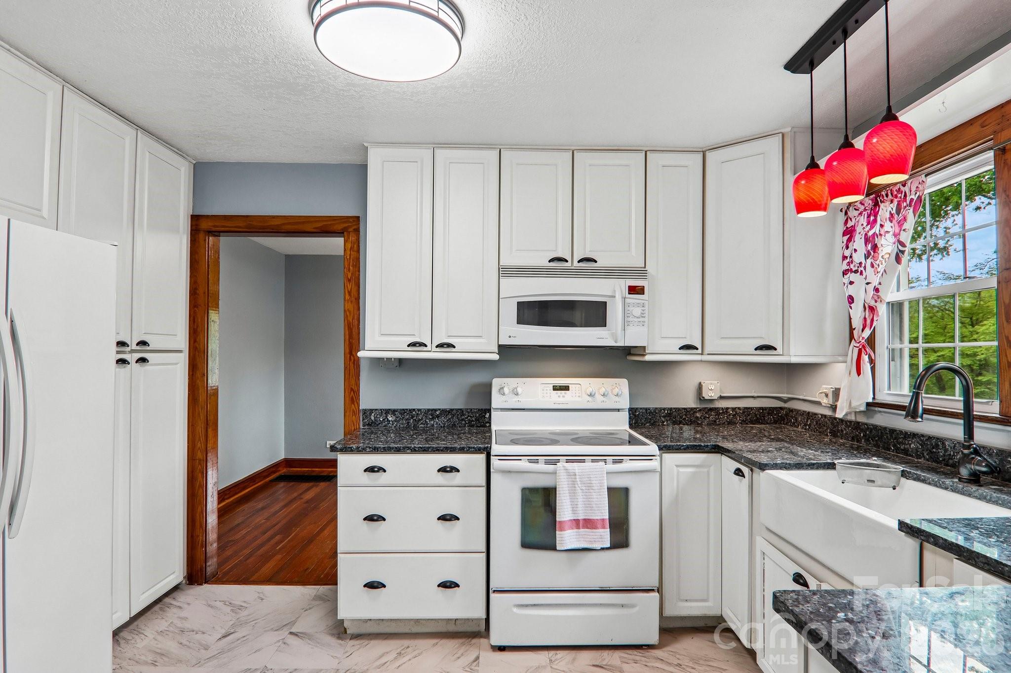 2627 White Oak Road — Burnsville
