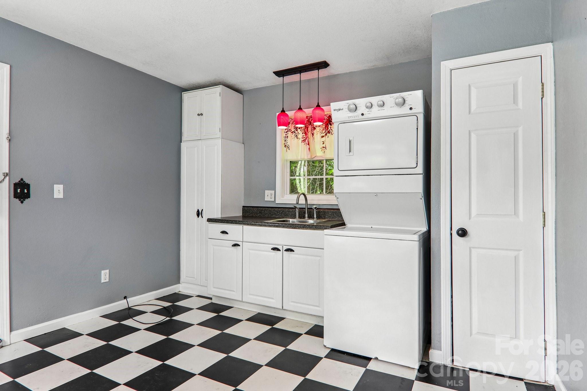 2627 White Oak Road — Burnsville