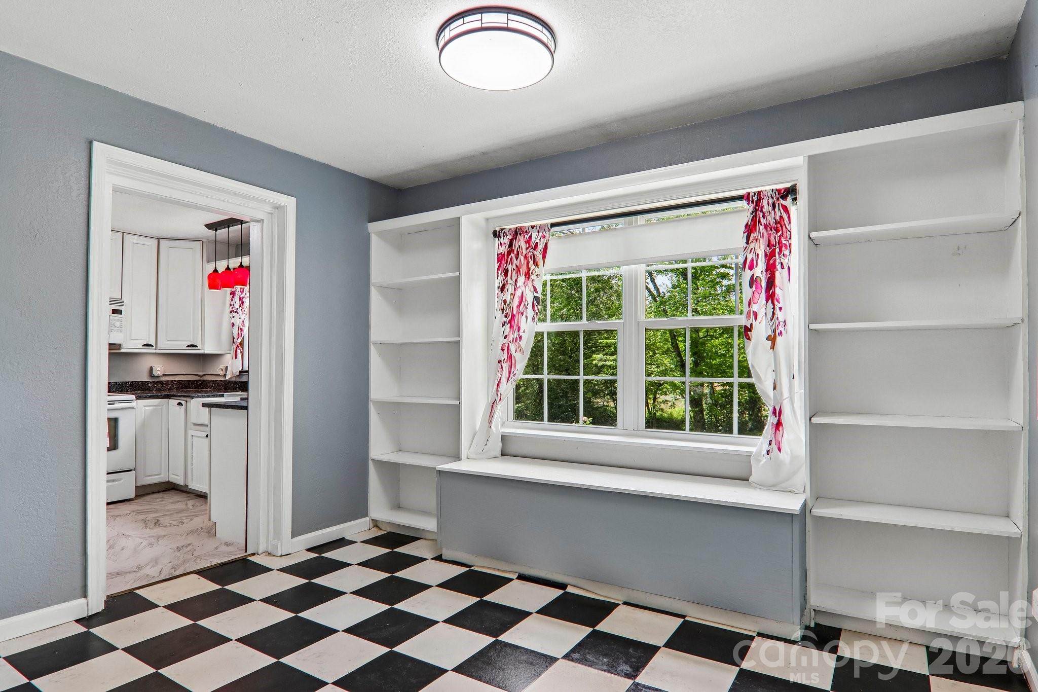 2627 White Oak Road — Burnsville