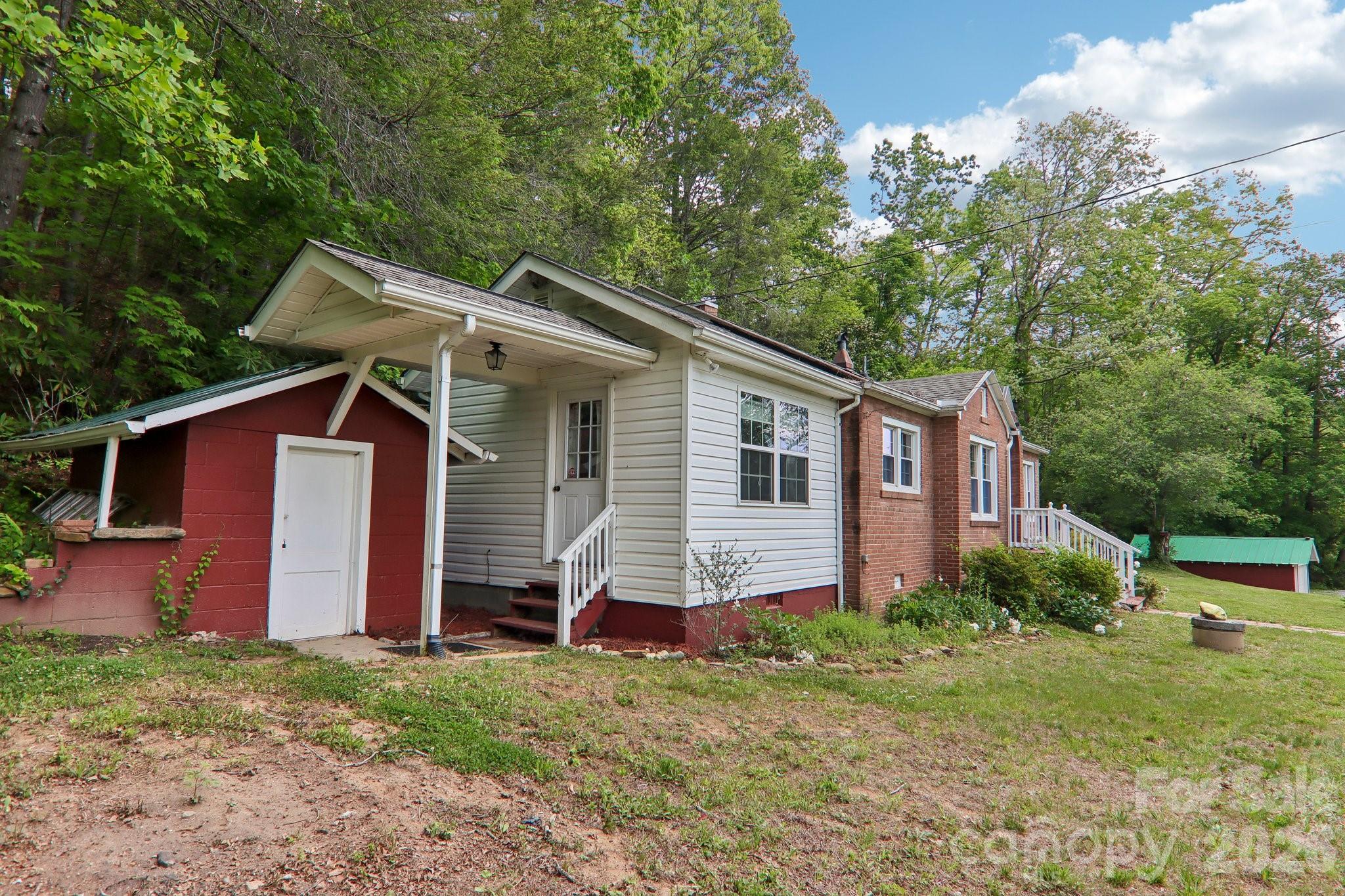 2627 White Oak Road — Burnsville