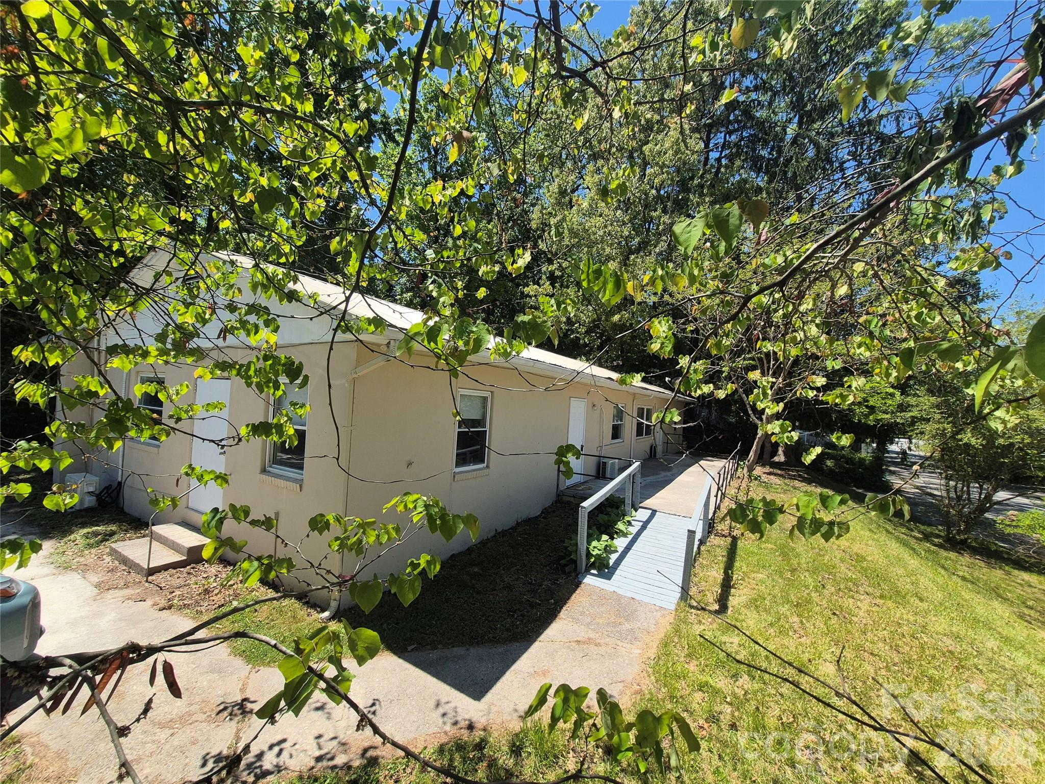 1745 Meadowbrook Terrace — Hendersonville