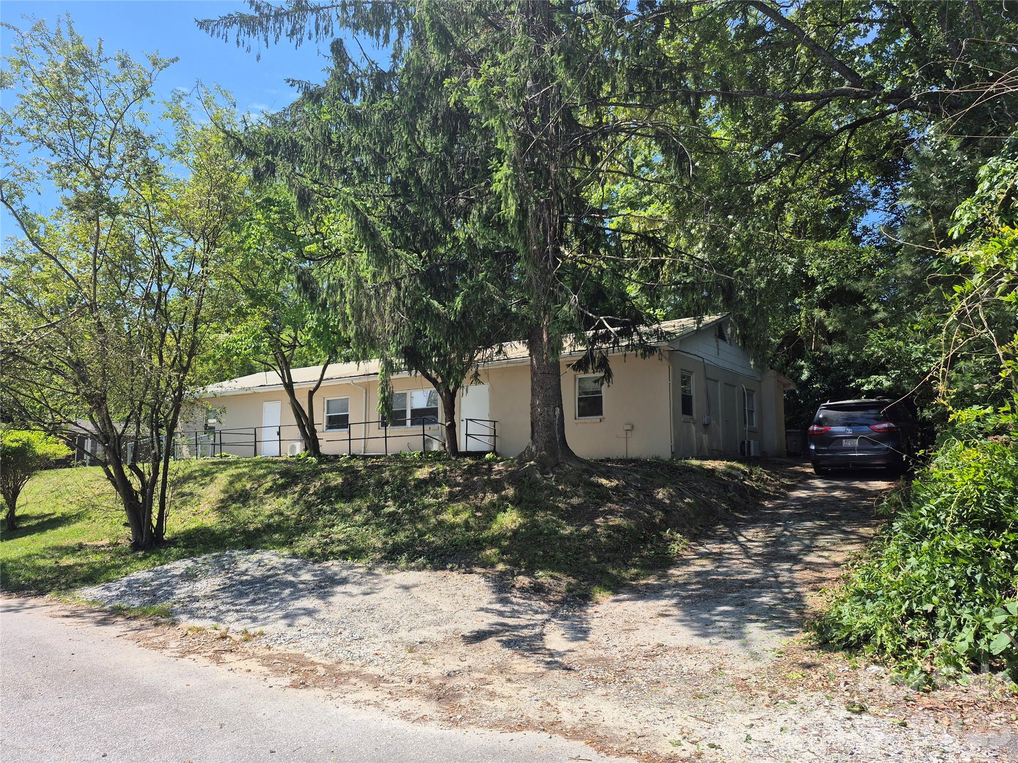 1745 Meadowbrook Terrace — Hendersonville