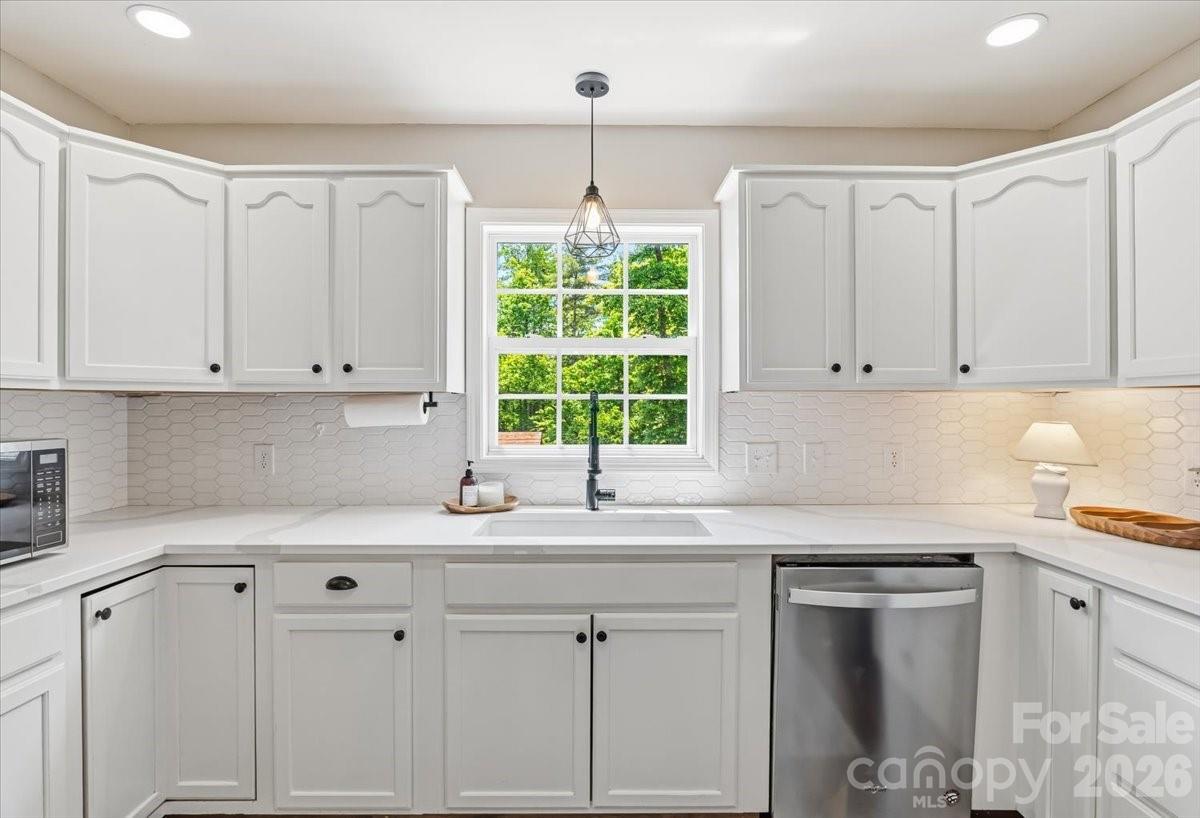 714 River Bend Drive — Mars Hill